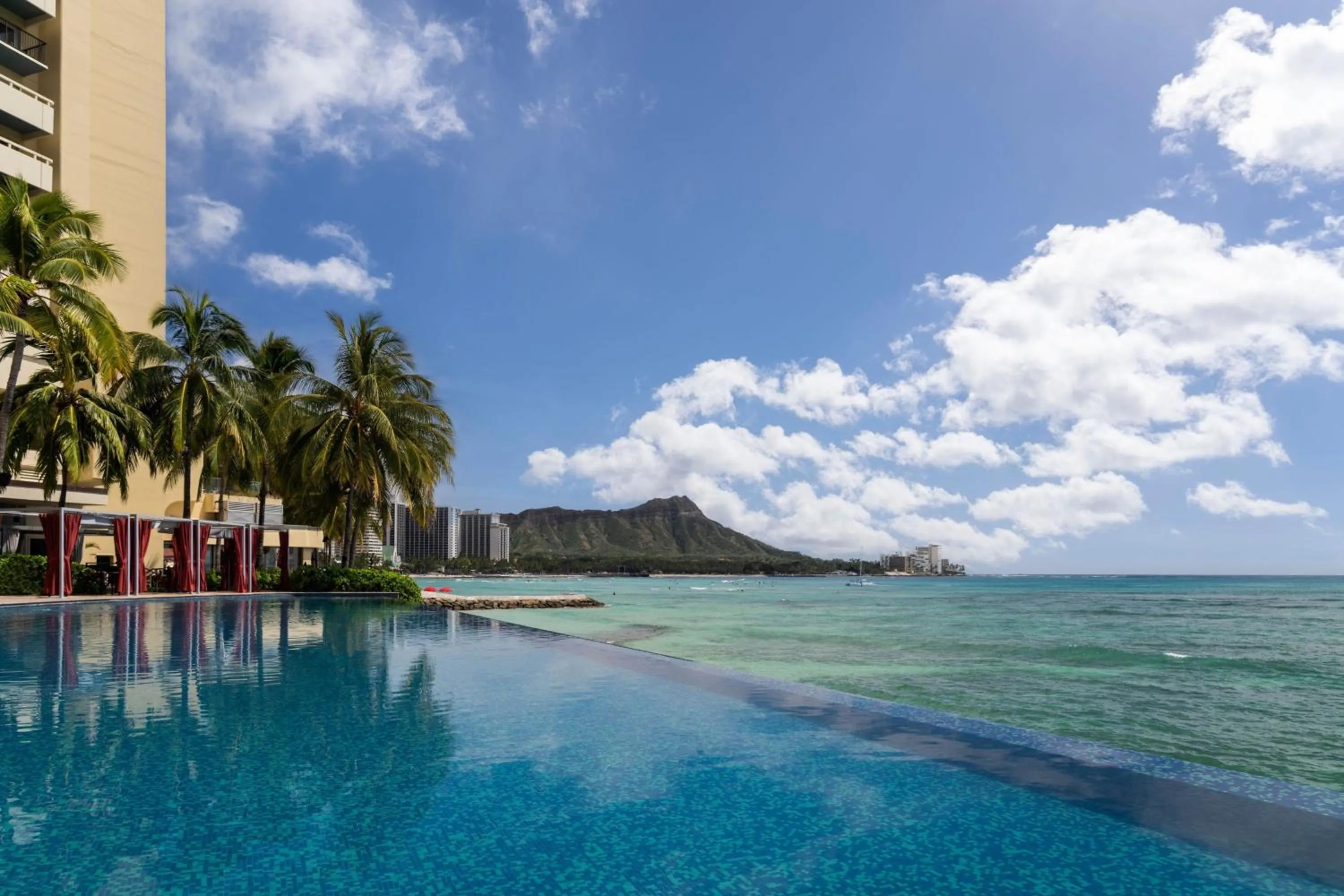 Swimming pool in Sheraton Waikiki Beach Resort