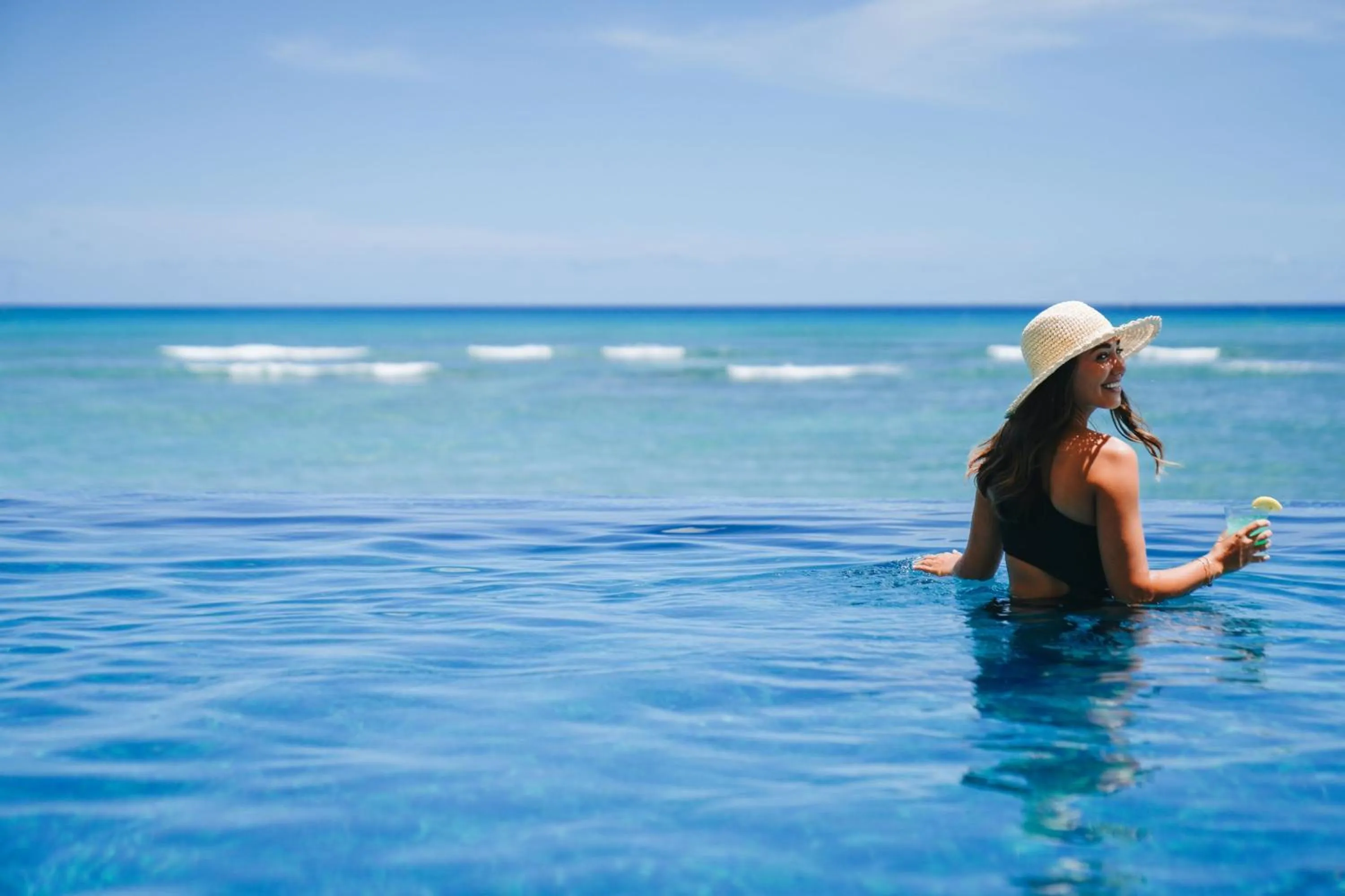 Swimming pool in Sheraton Waikiki Beach Resort