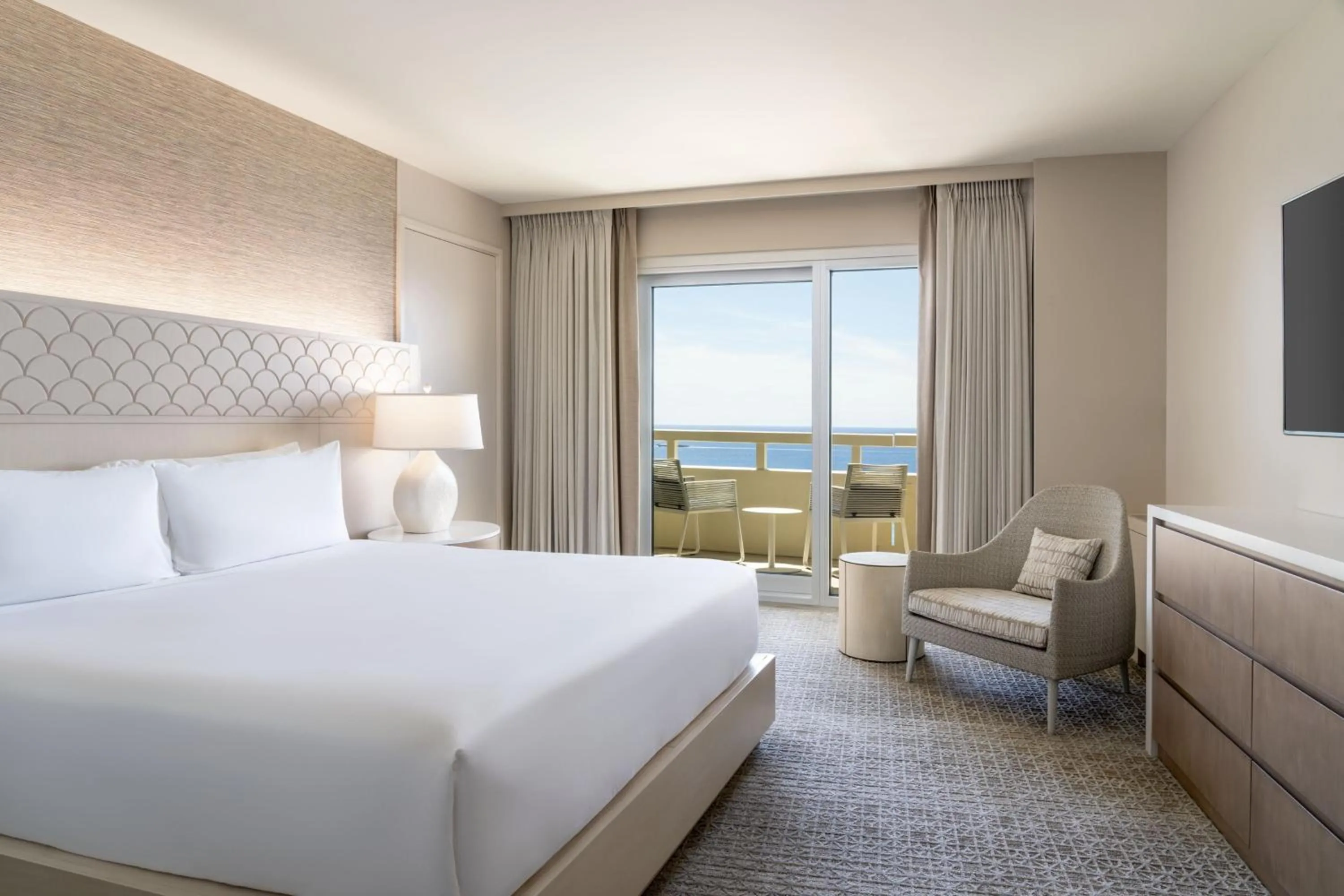 Bedroom, Bed in Sheraton Waikiki Beach Resort