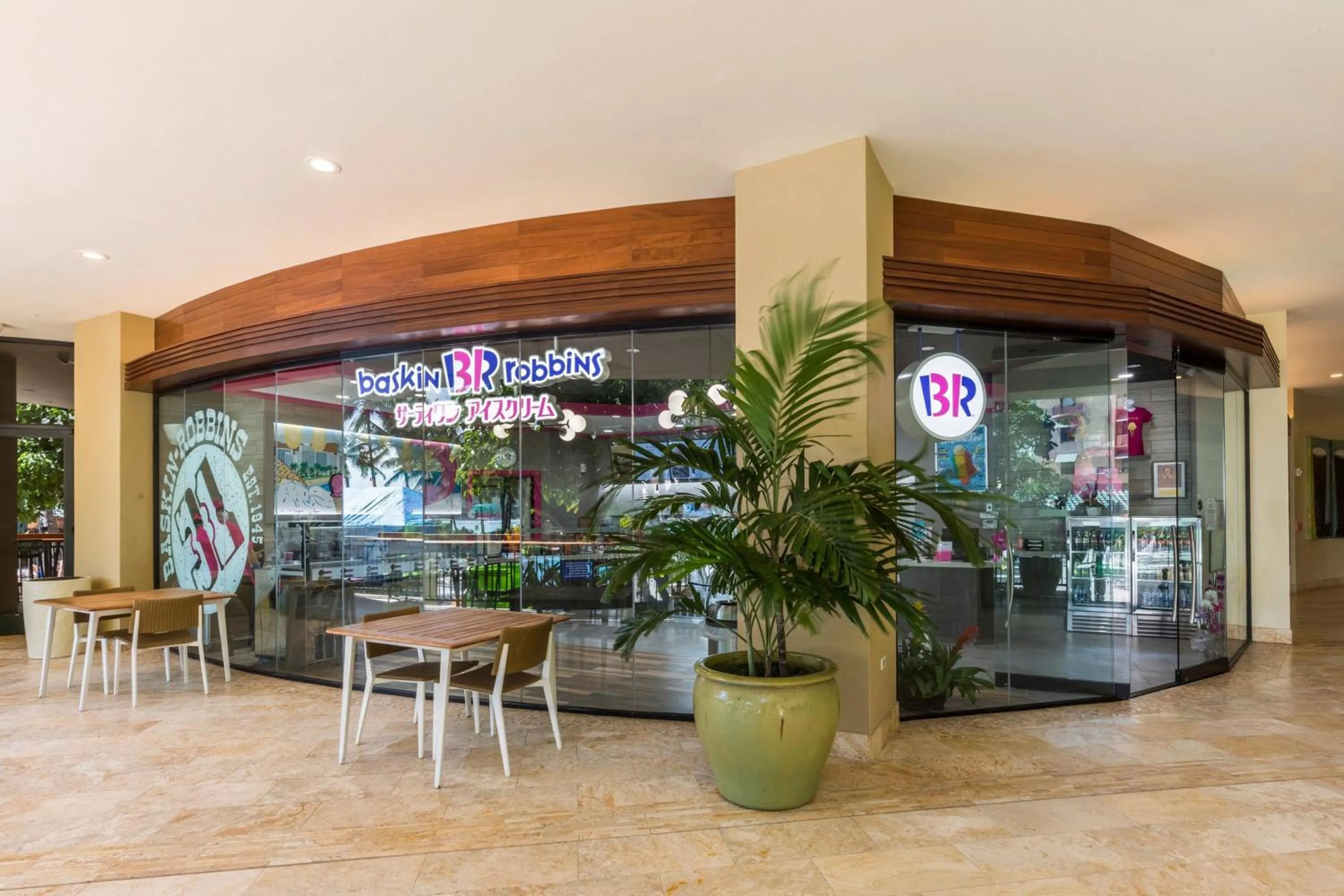 Restaurant/places to eat in Sheraton Waikiki Beach Resort