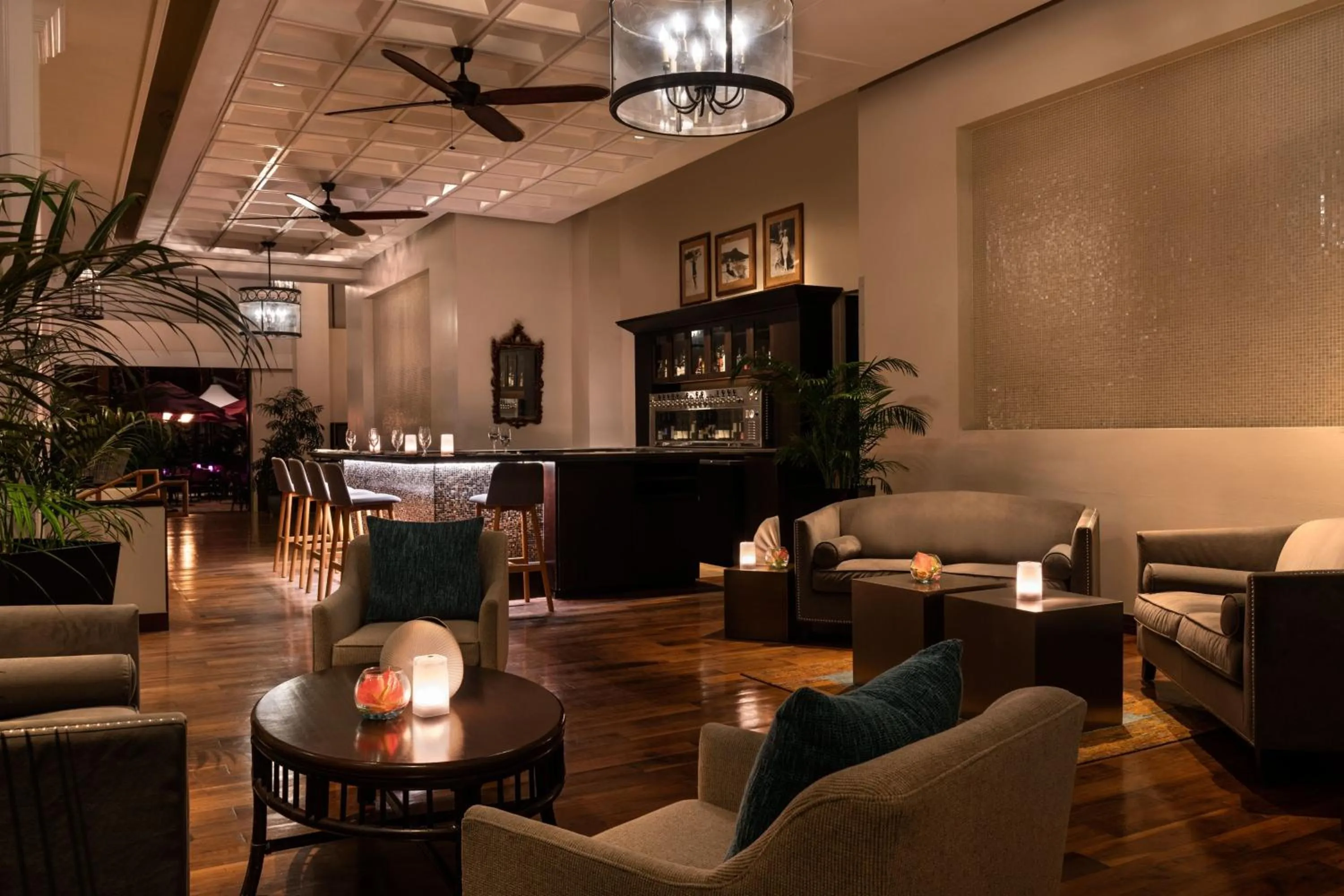 Lounge or bar in The Royal Hawaiian, A Luxury Collection Resort, Waikiki