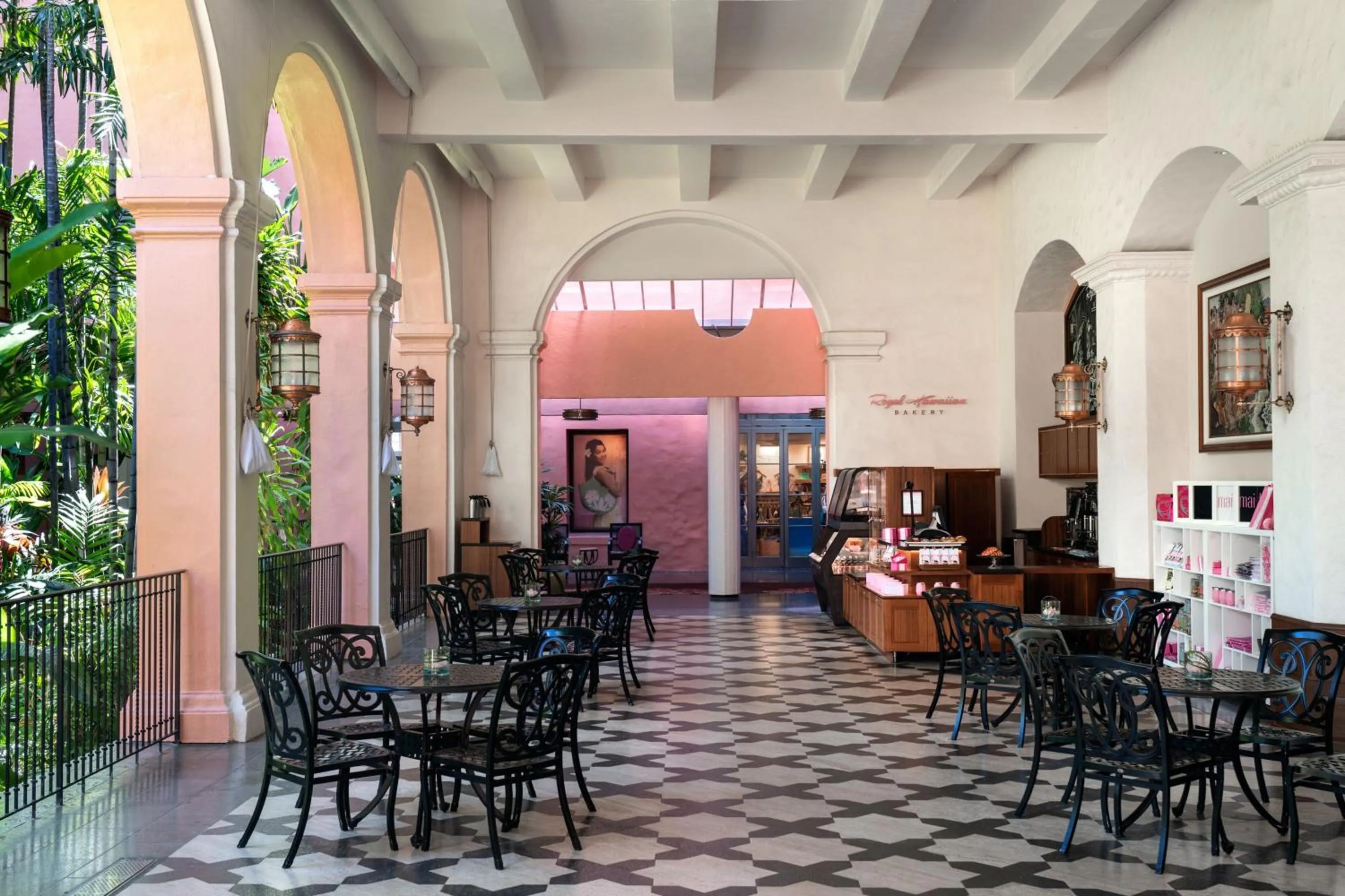 Restaurant/places to eat in The Royal Hawaiian, A Luxury Collection Resort, Waikiki