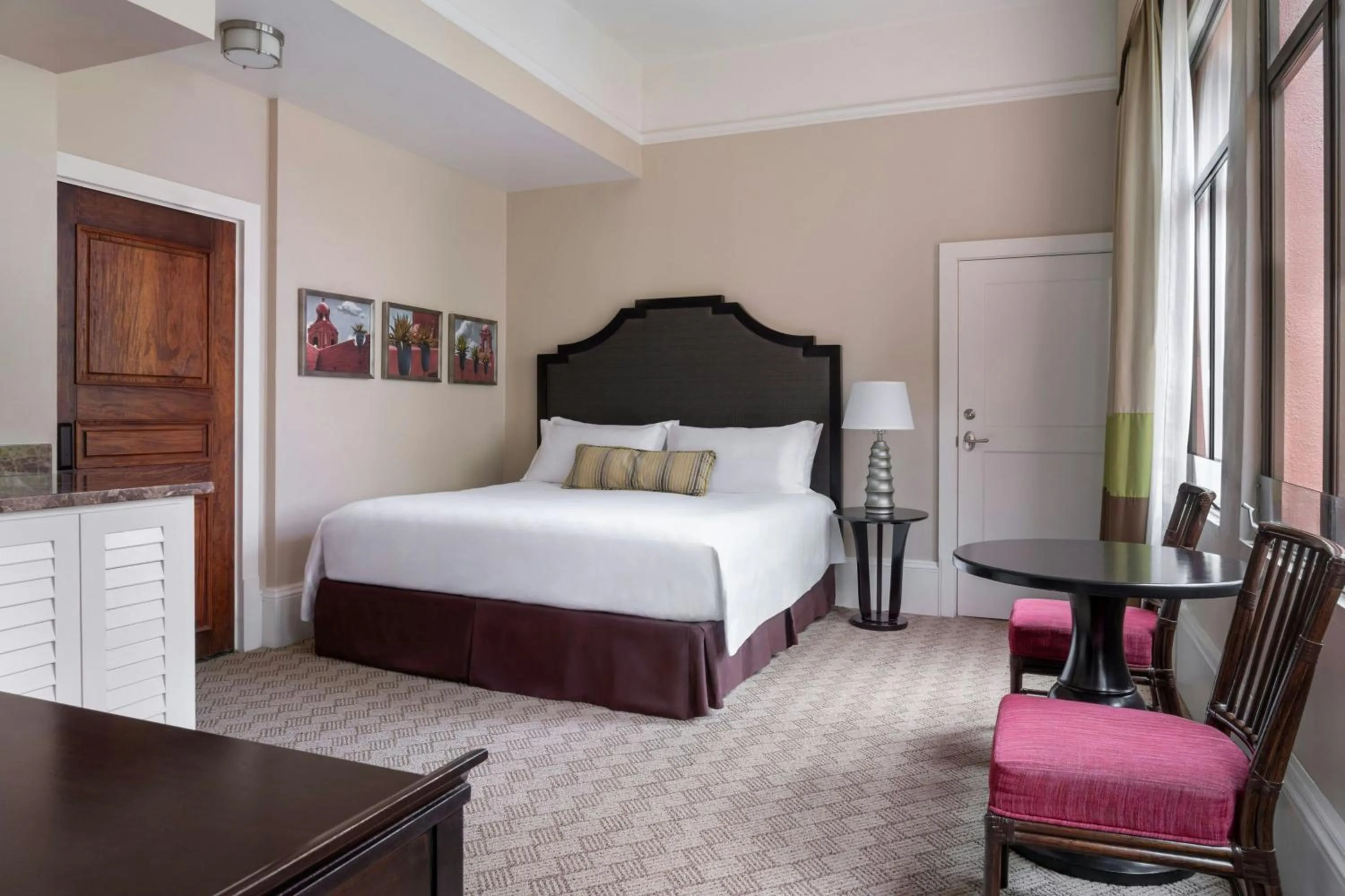 Photo of the whole room, Bed in The Royal Hawaiian, A Luxury Collection Resort, Waikiki