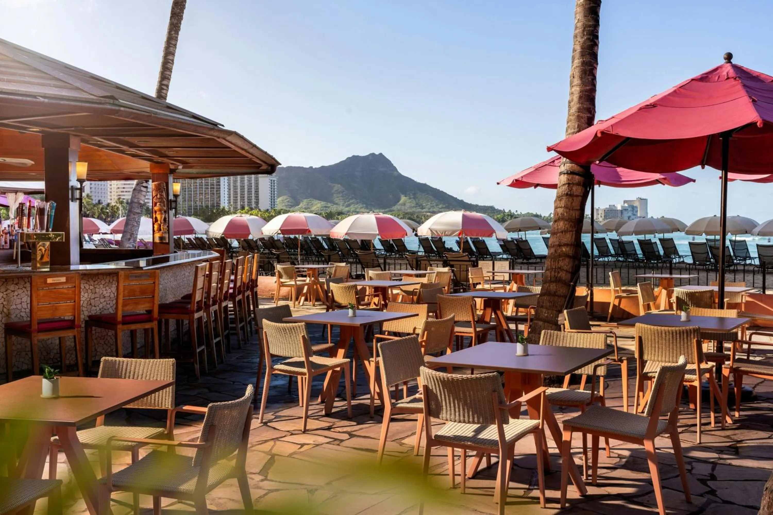 Lounge or bar in The Royal Hawaiian, A Luxury Collection Resort, Waikiki