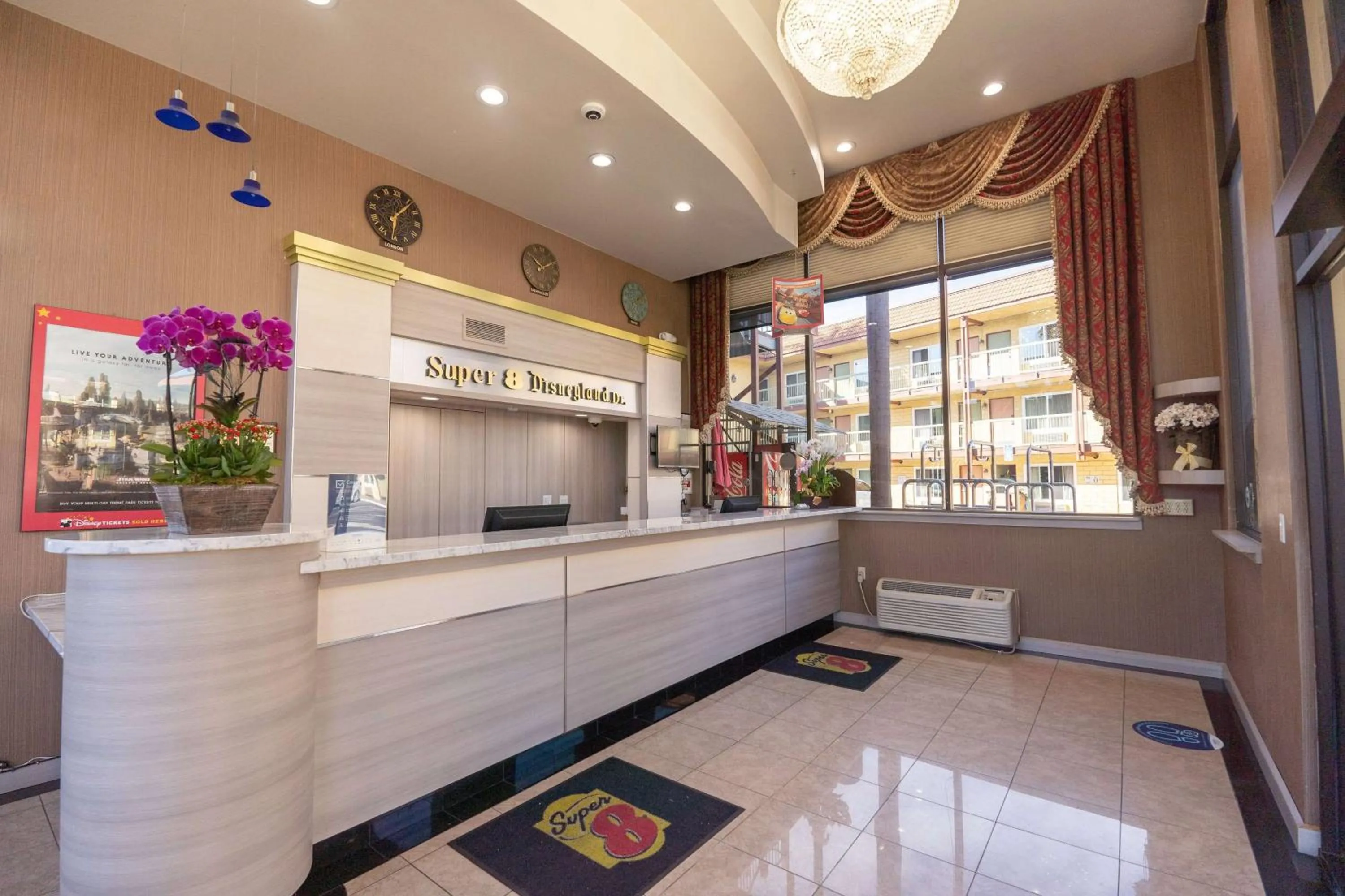 Lobby or reception in Super 8 by Wyndham Anaheim/Disneyland Drive