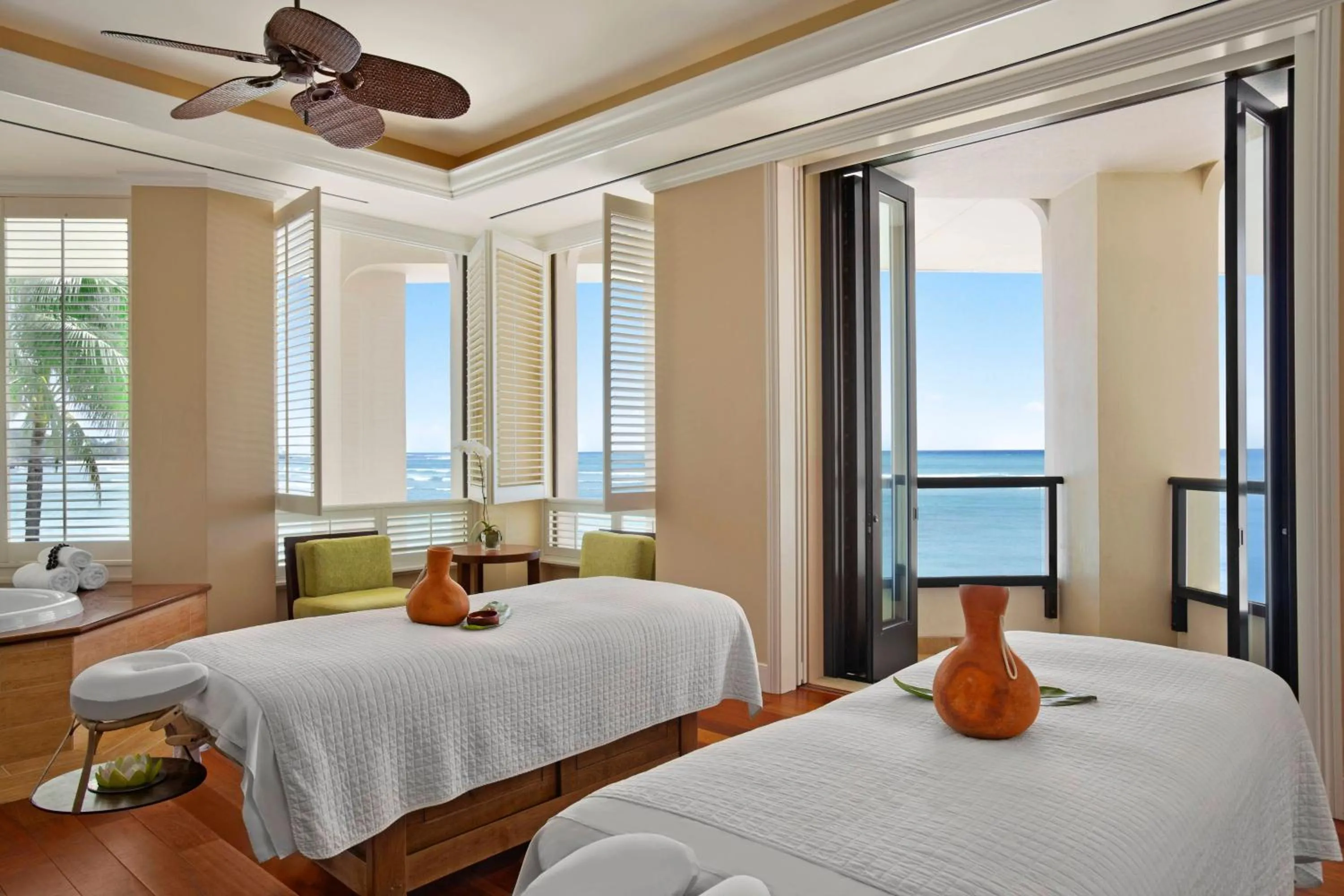 Spa and wellness centre/facilities, Bed in Moana Surfrider, A Westin Resort & Spa, Waikiki Beach
