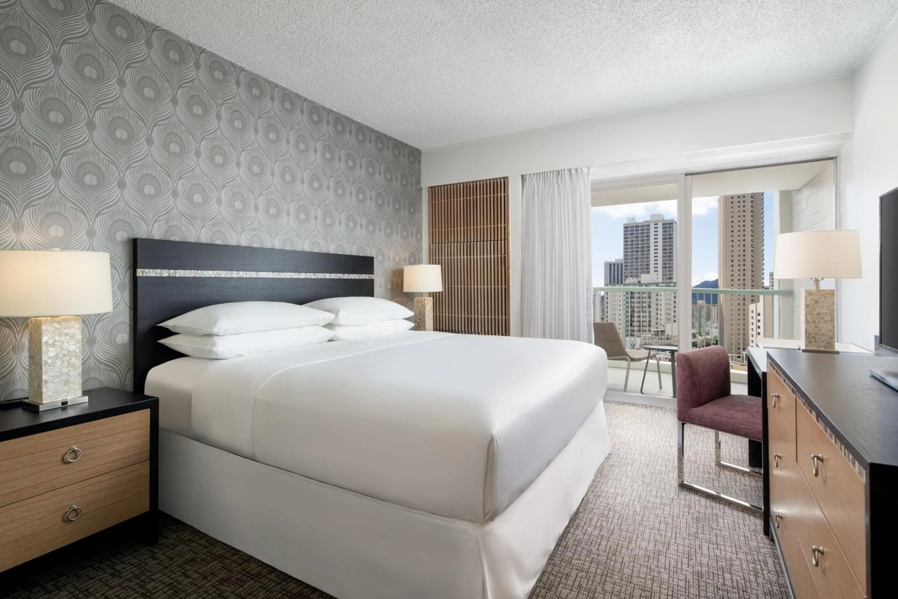 Photo of the whole room, Bed in Sheraton Princess Kaiulani Waikiki Beach