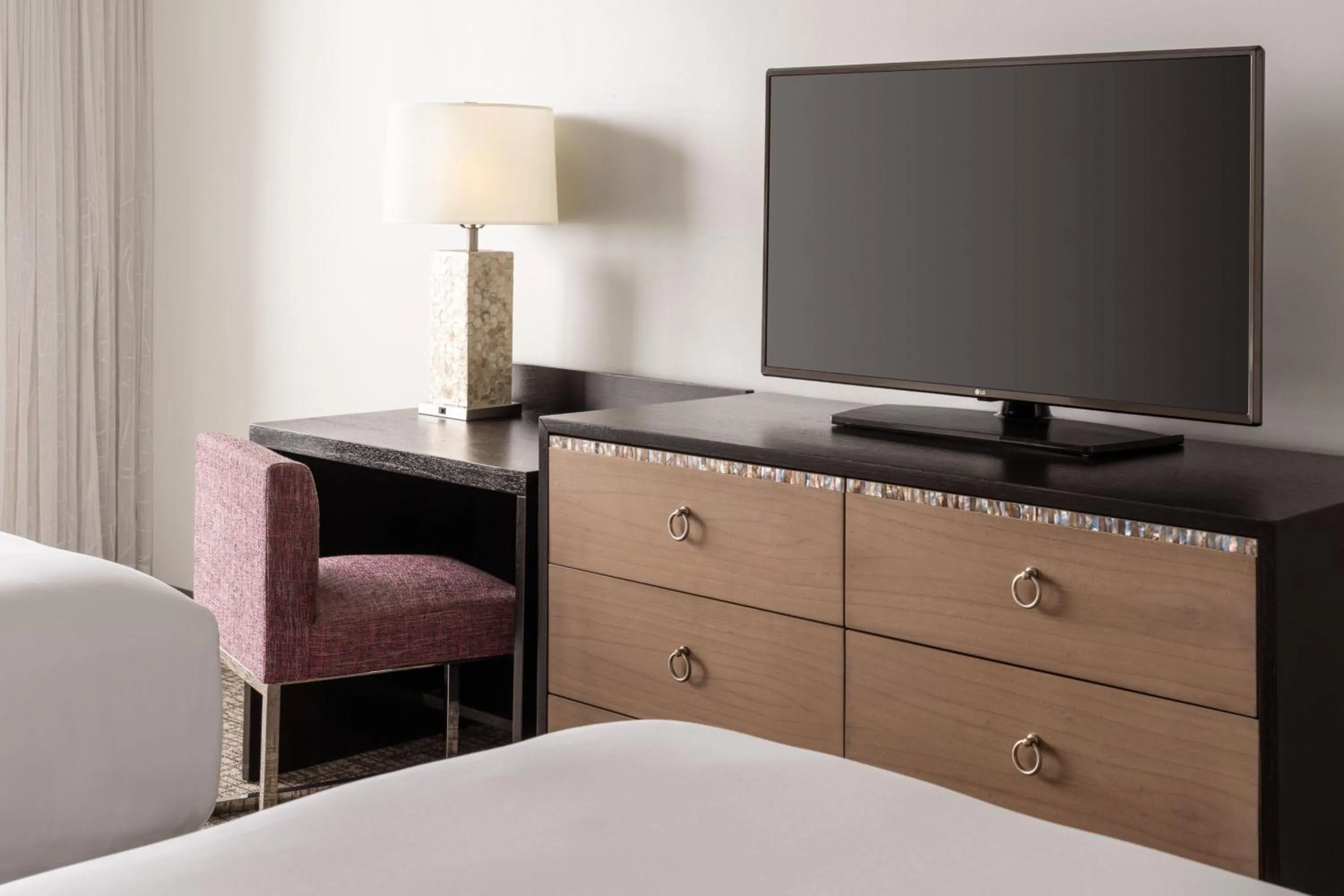 Photo of the whole room, Bed in Sheraton Princess Kaiulani Waikiki Beach