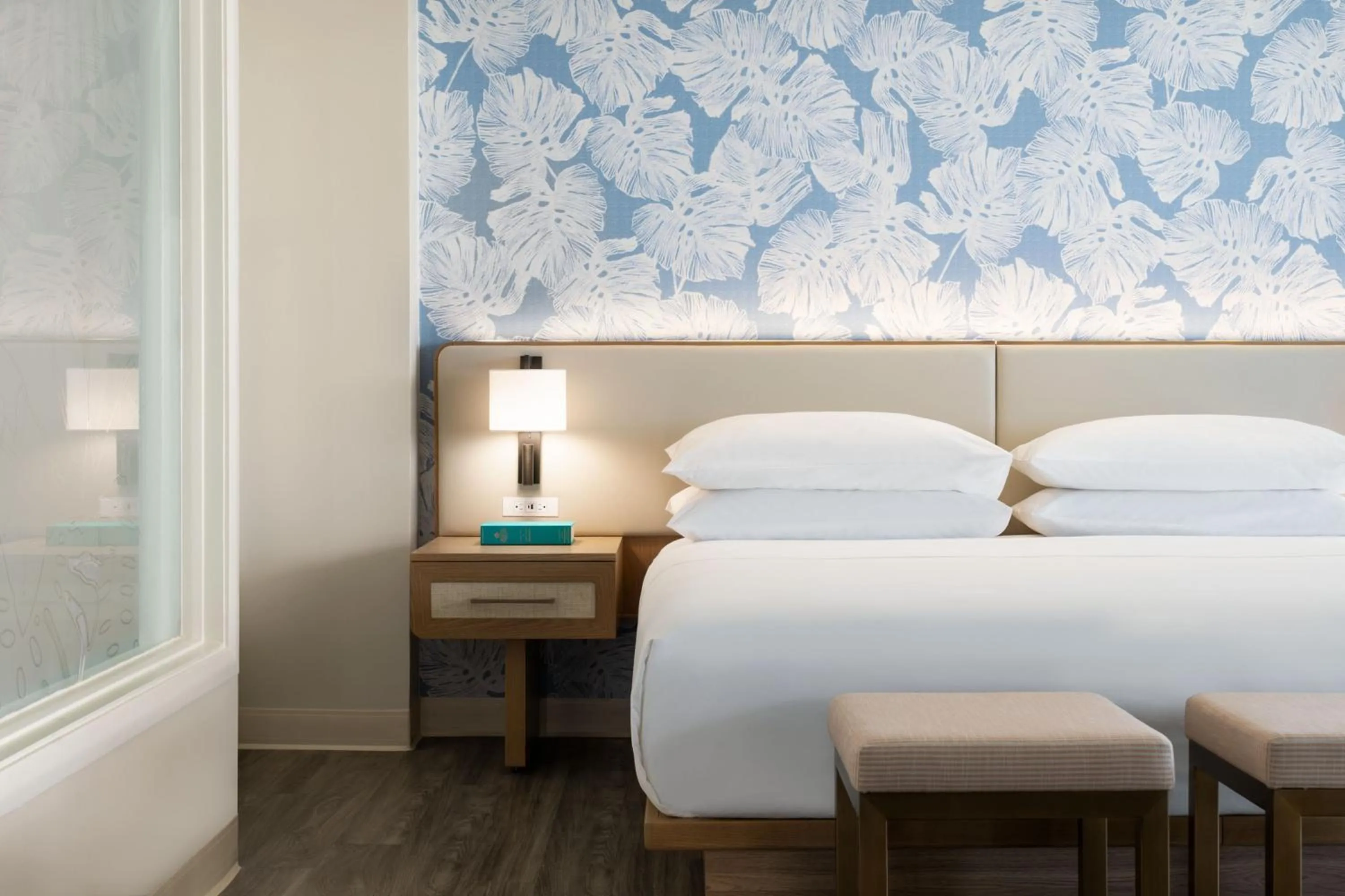 Photo of the whole room, Bed in Sheraton Princess Kaiulani Waikiki Beach