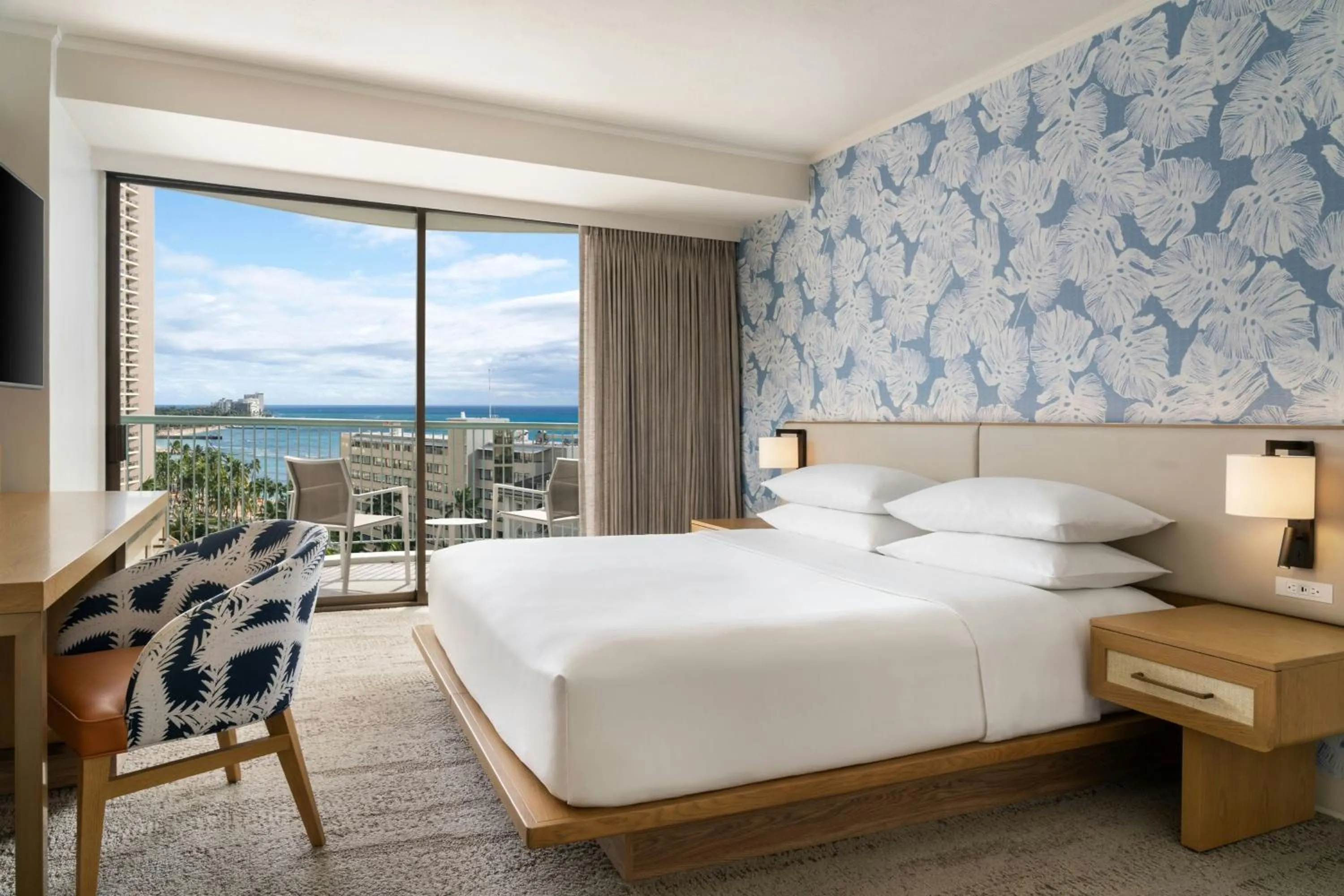 Photo of the whole room, Bed in Sheraton Princess Kaiulani Waikiki Beach