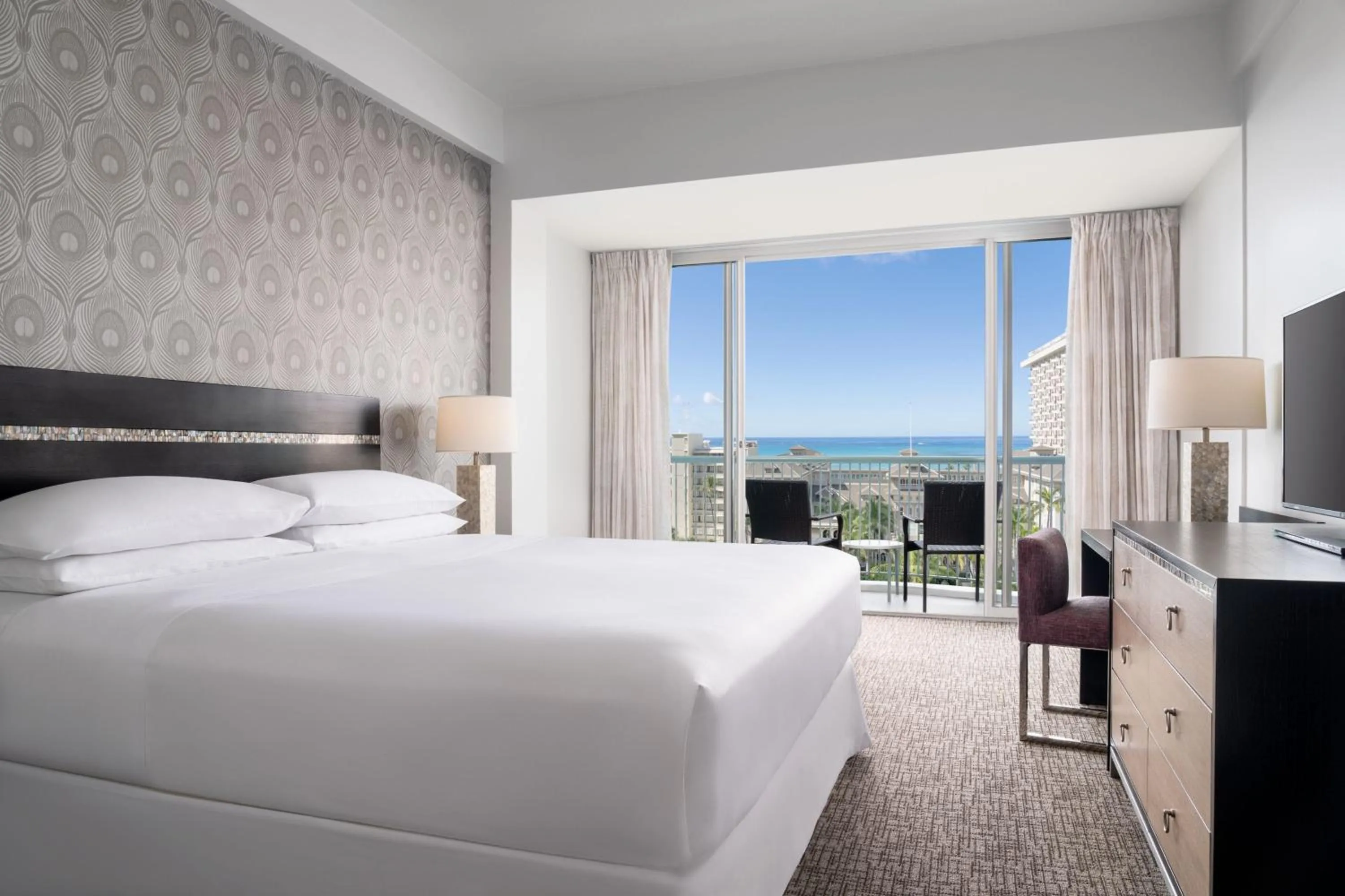 Photo of the whole room, Bed in Sheraton Princess Kaiulani Waikiki Beach