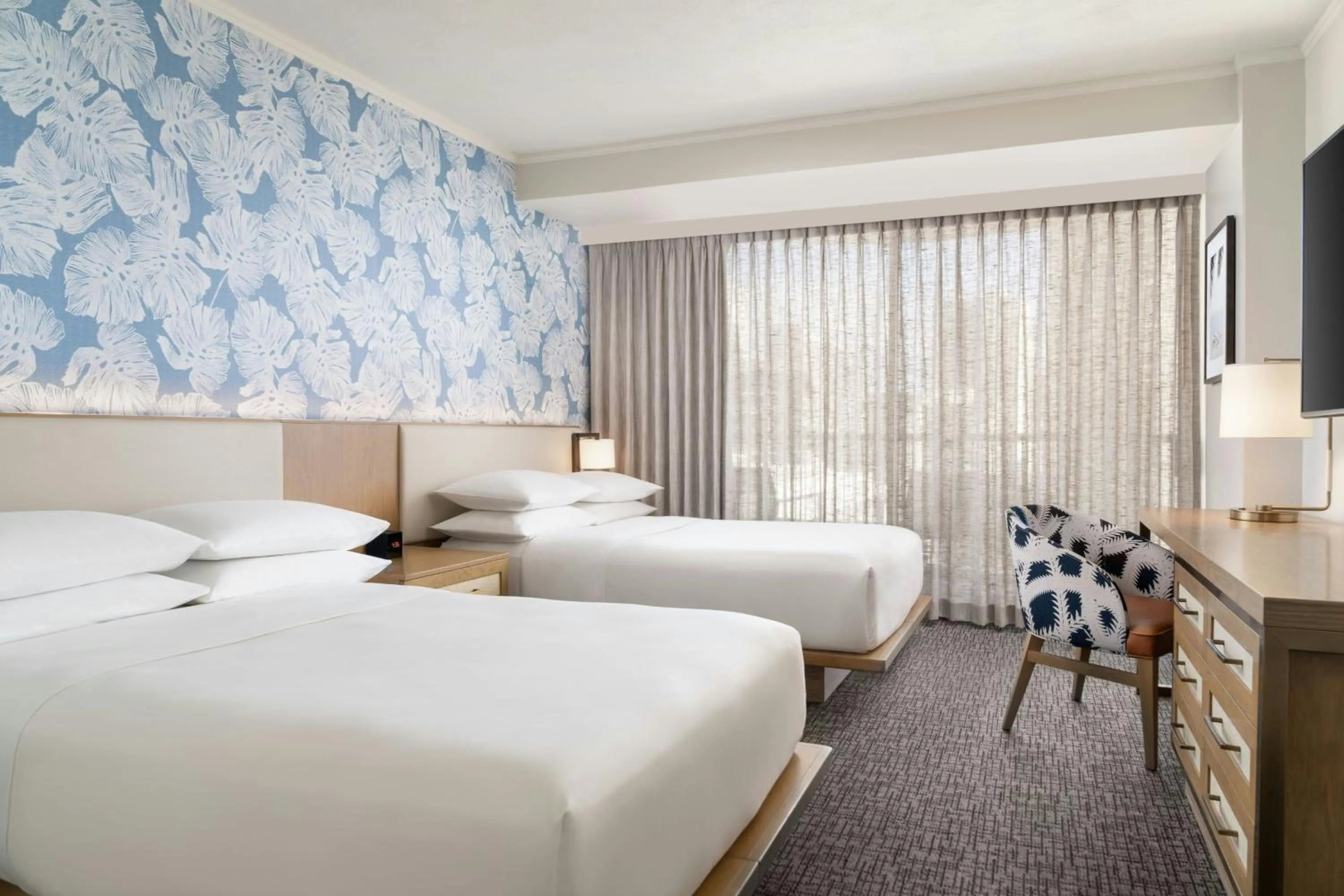 Photo of the whole room, Bed in Sheraton Princess Kaiulani Waikiki Beach