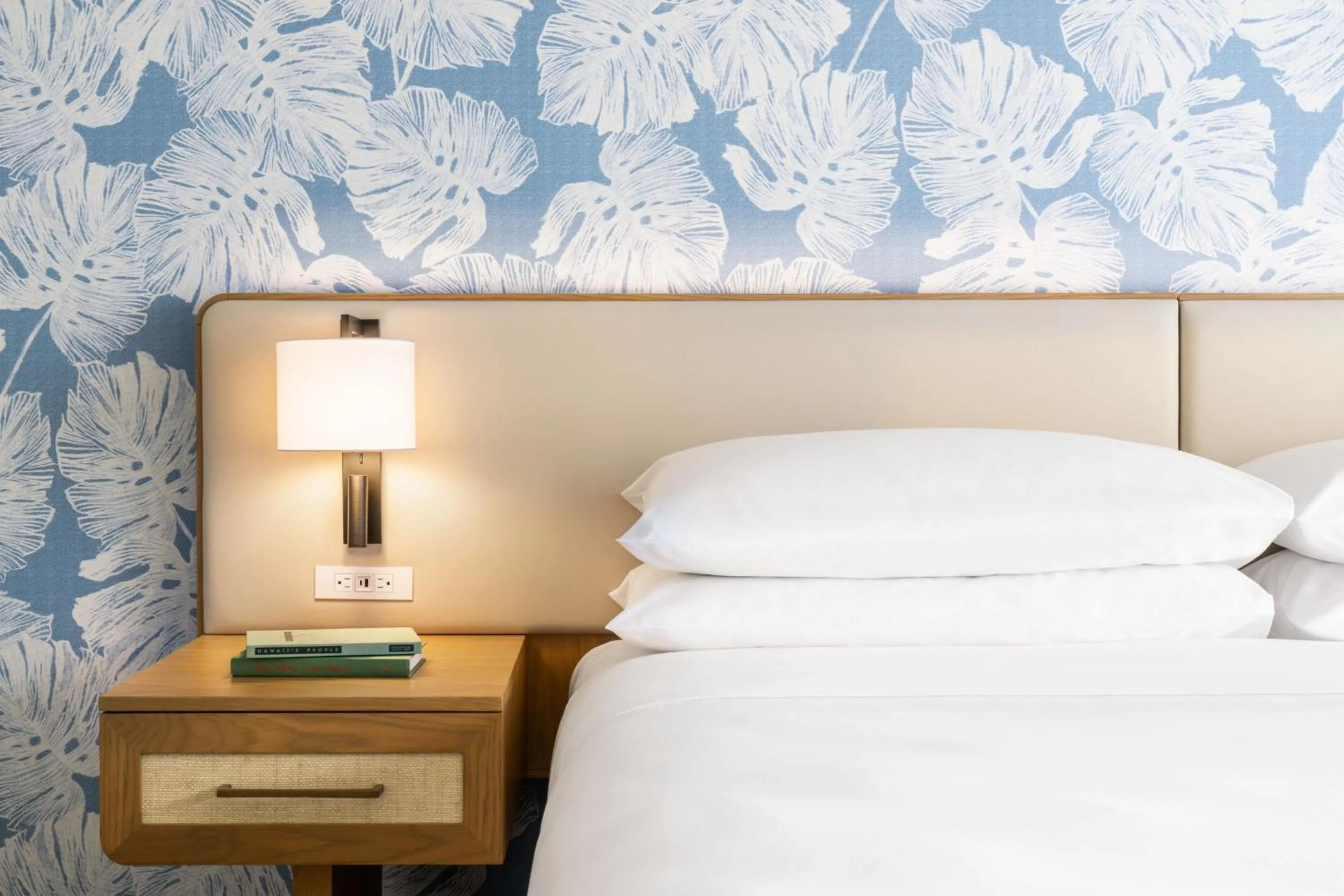 Photo of the whole room, Bed in Sheraton Princess Kaiulani Waikiki Beach