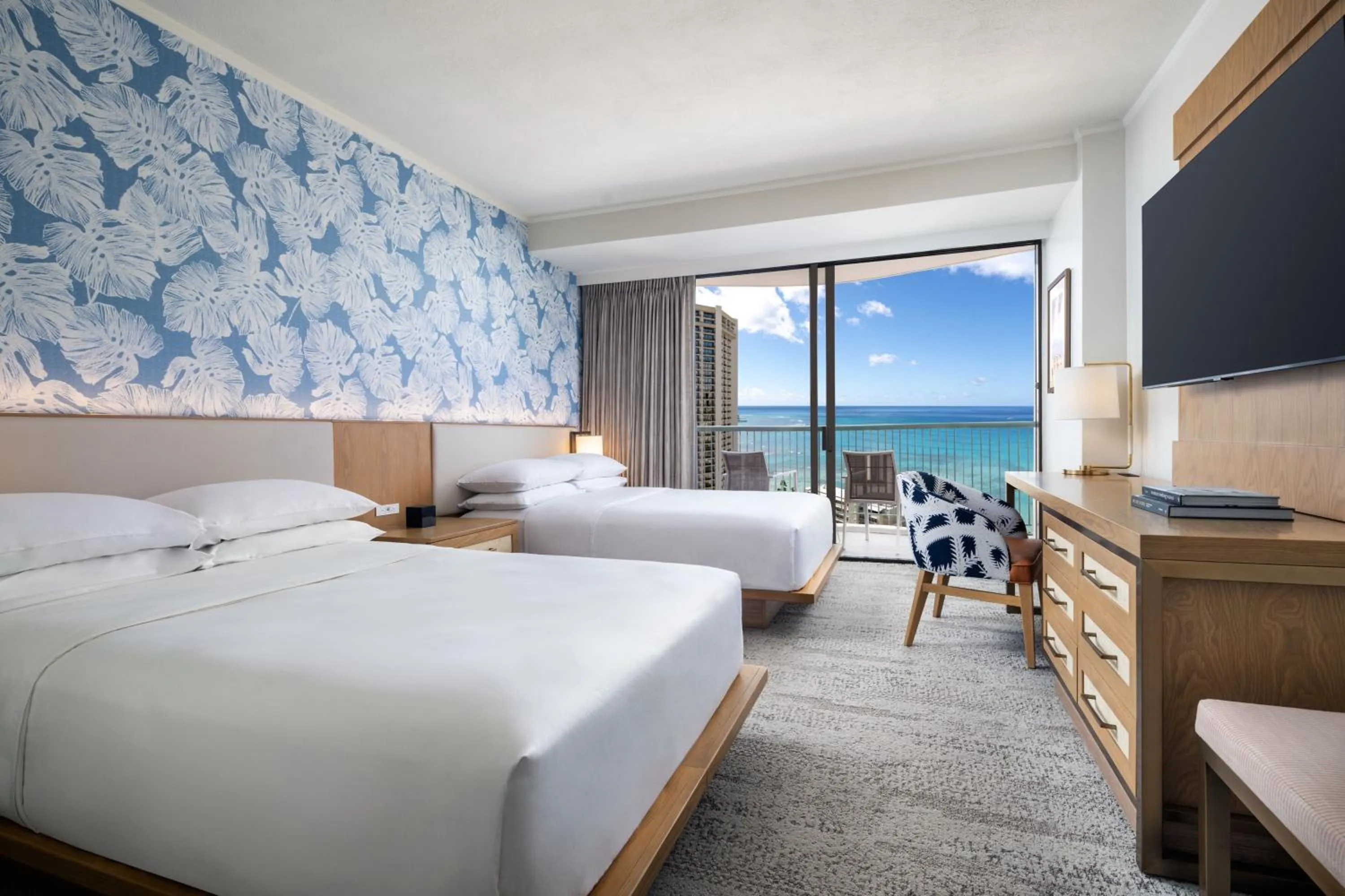 Photo of the whole room, Bed in Sheraton Princess Kaiulani Waikiki Beach