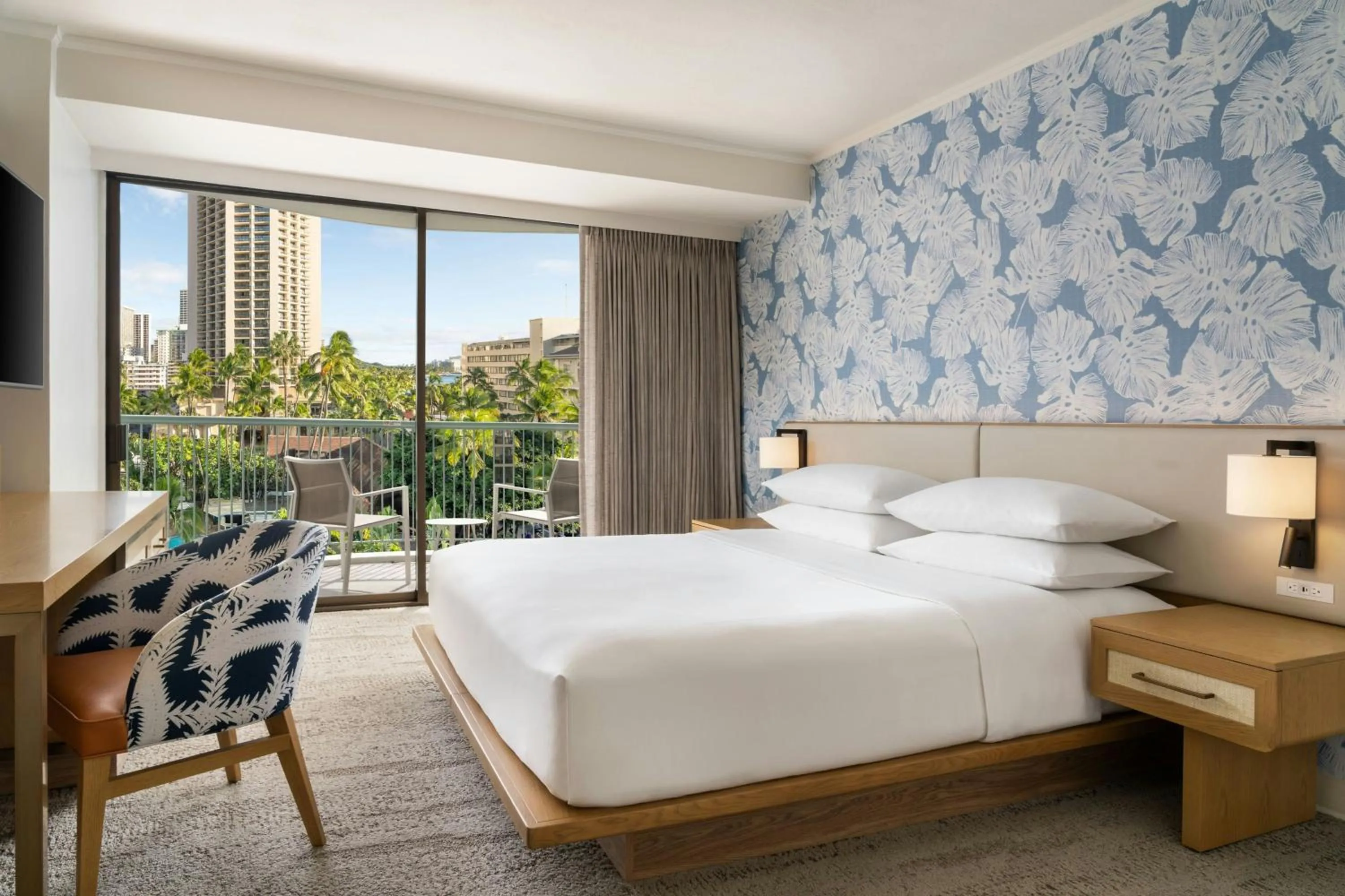 Swimming pool, Bed in Sheraton Princess Kaiulani Waikiki Beach