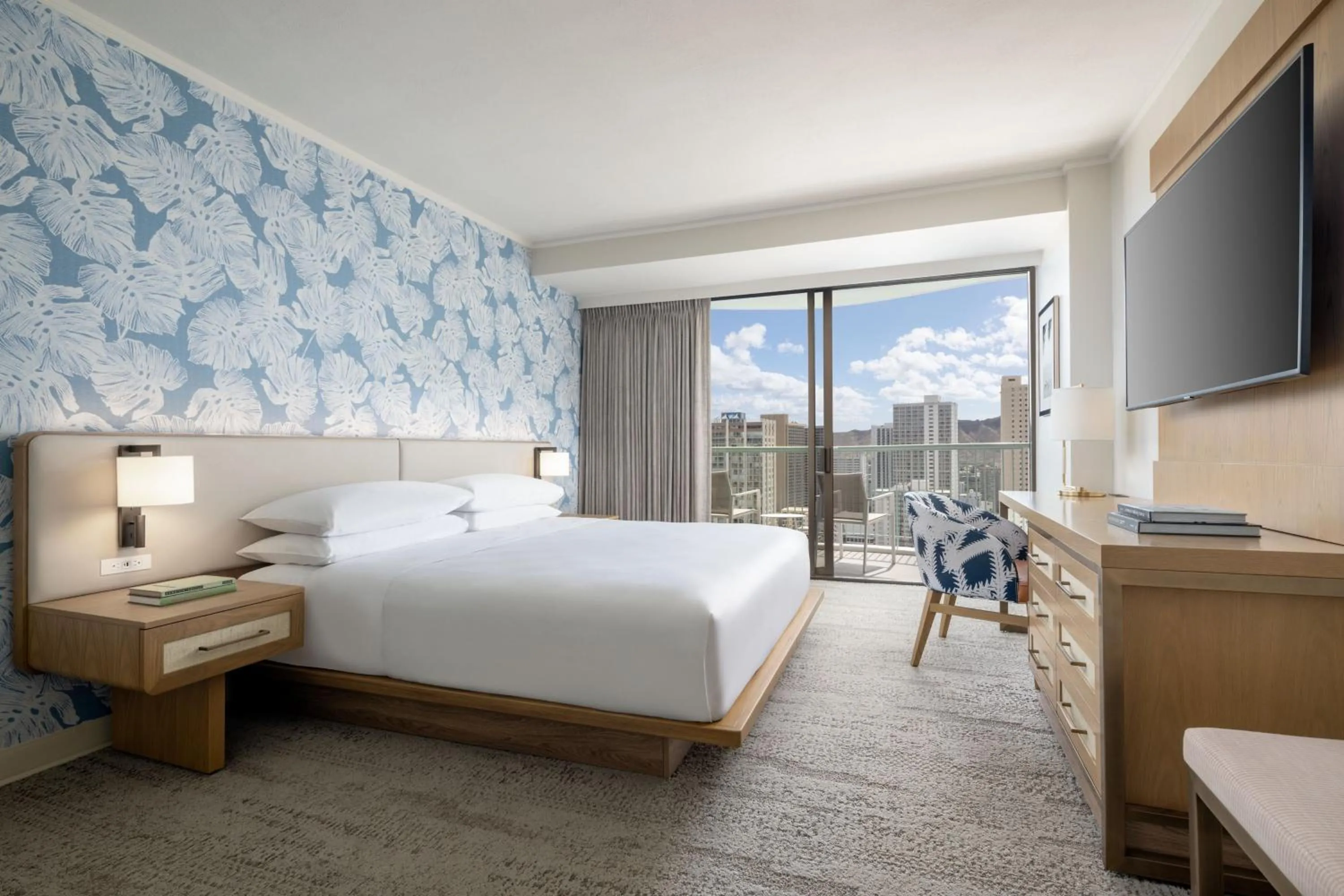 Photo of the whole room, Bed in Sheraton Princess Kaiulani Waikiki Beach