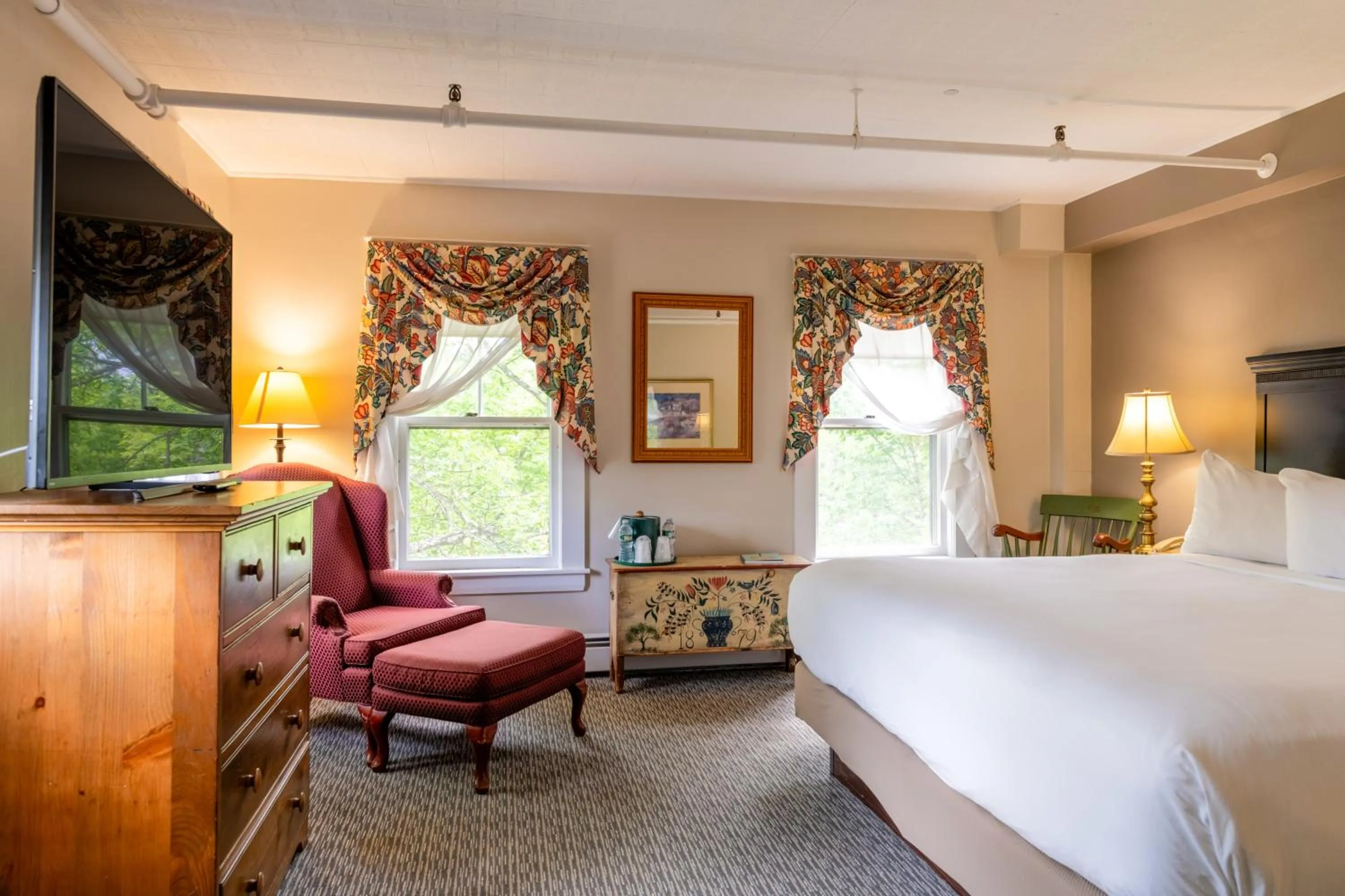 Seating area, Bed in Eagle Mountain House and Golf Club