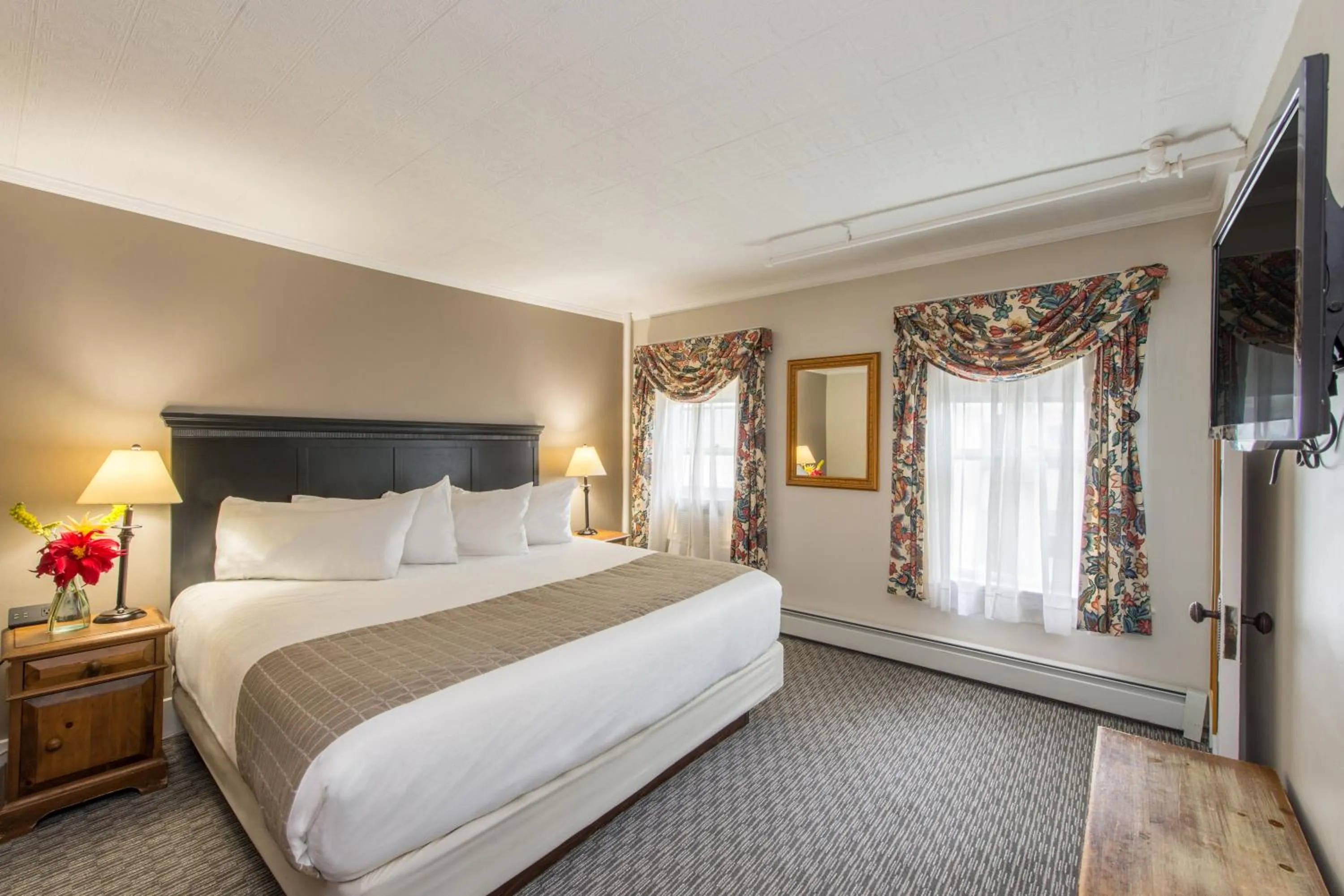 Bed in Eagle Mountain House and Golf Club