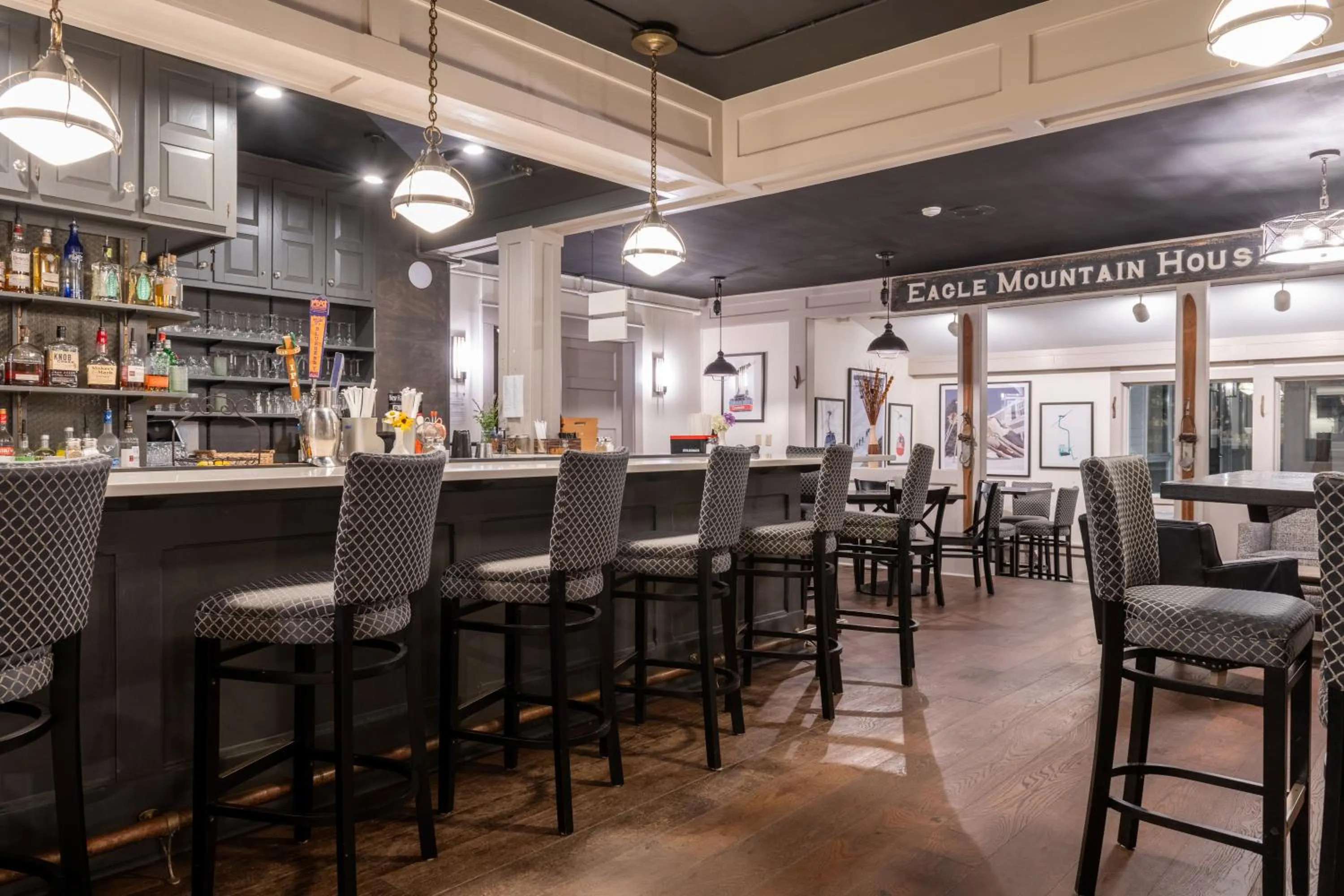 Lounge or bar in Eagle Mountain House and Golf Club