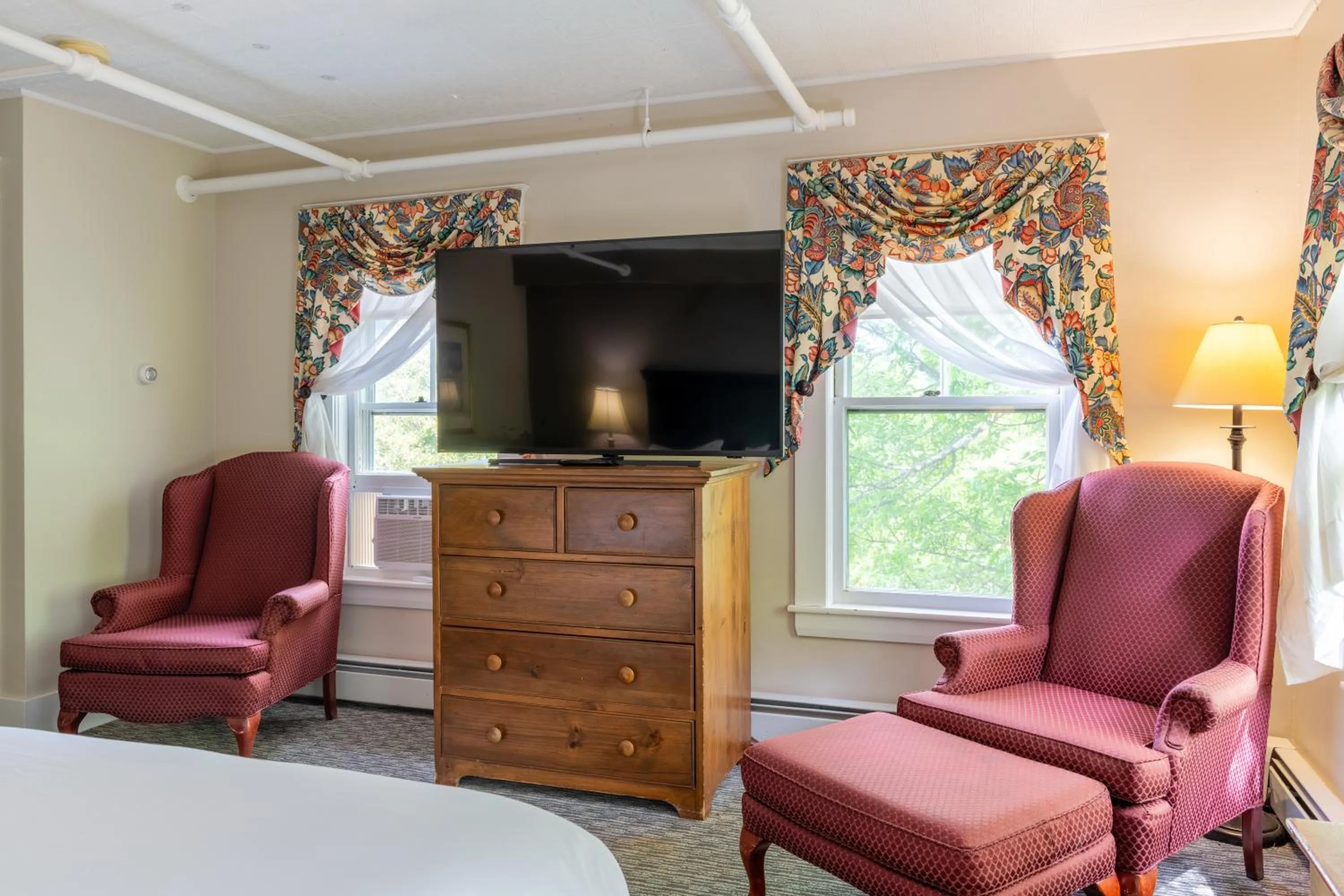 Seating area, Bed in Eagle Mountain House and Golf Club