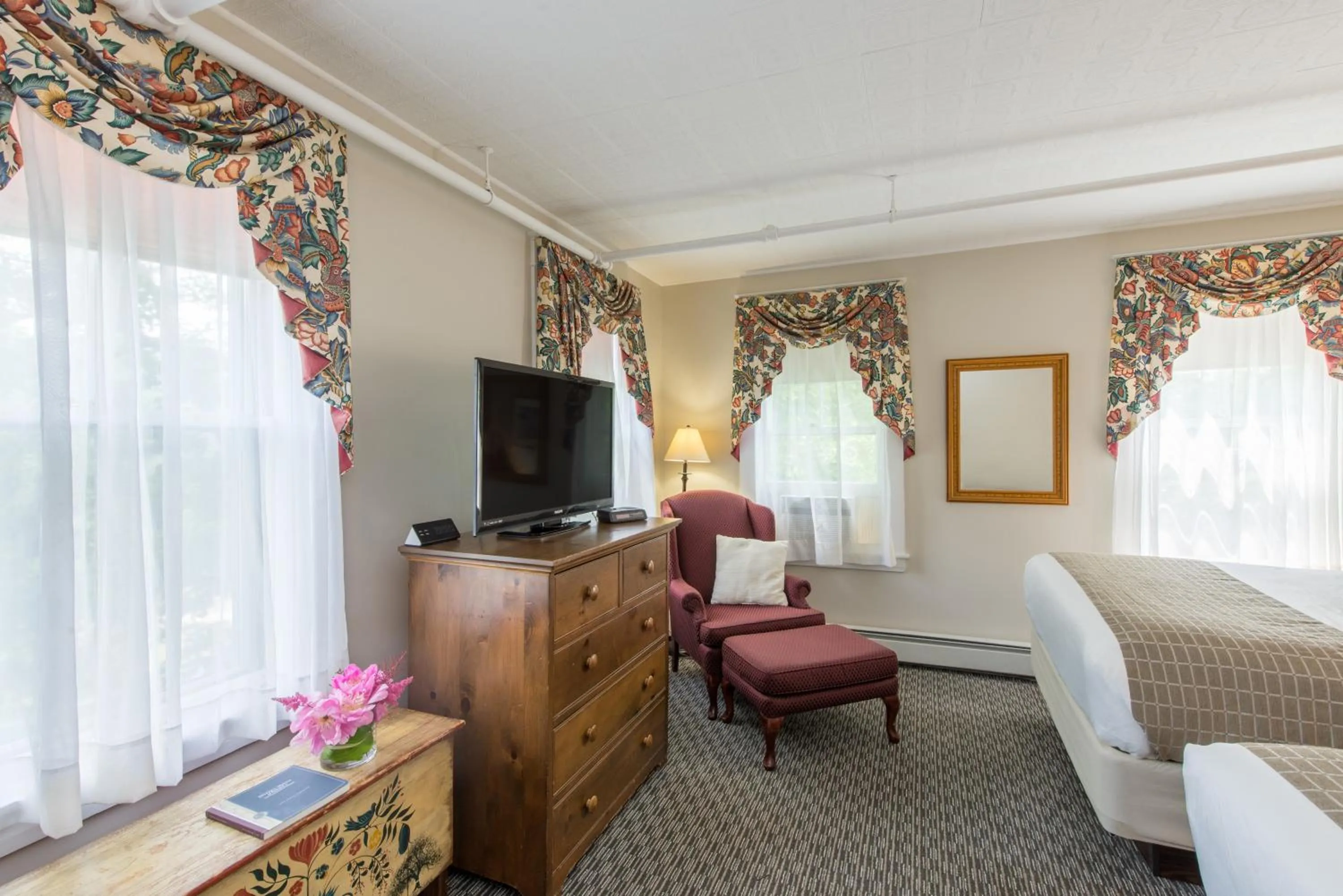 Seating area in Eagle Mountain House and Golf Club