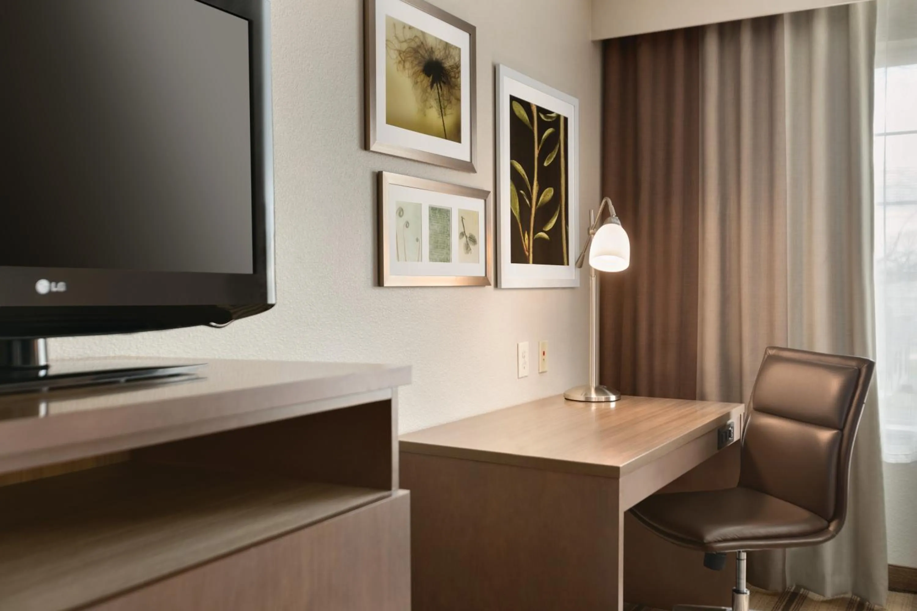 TV and multimedia in Country Inn & Suites by Radisson, Indianapolis Airport South, IN