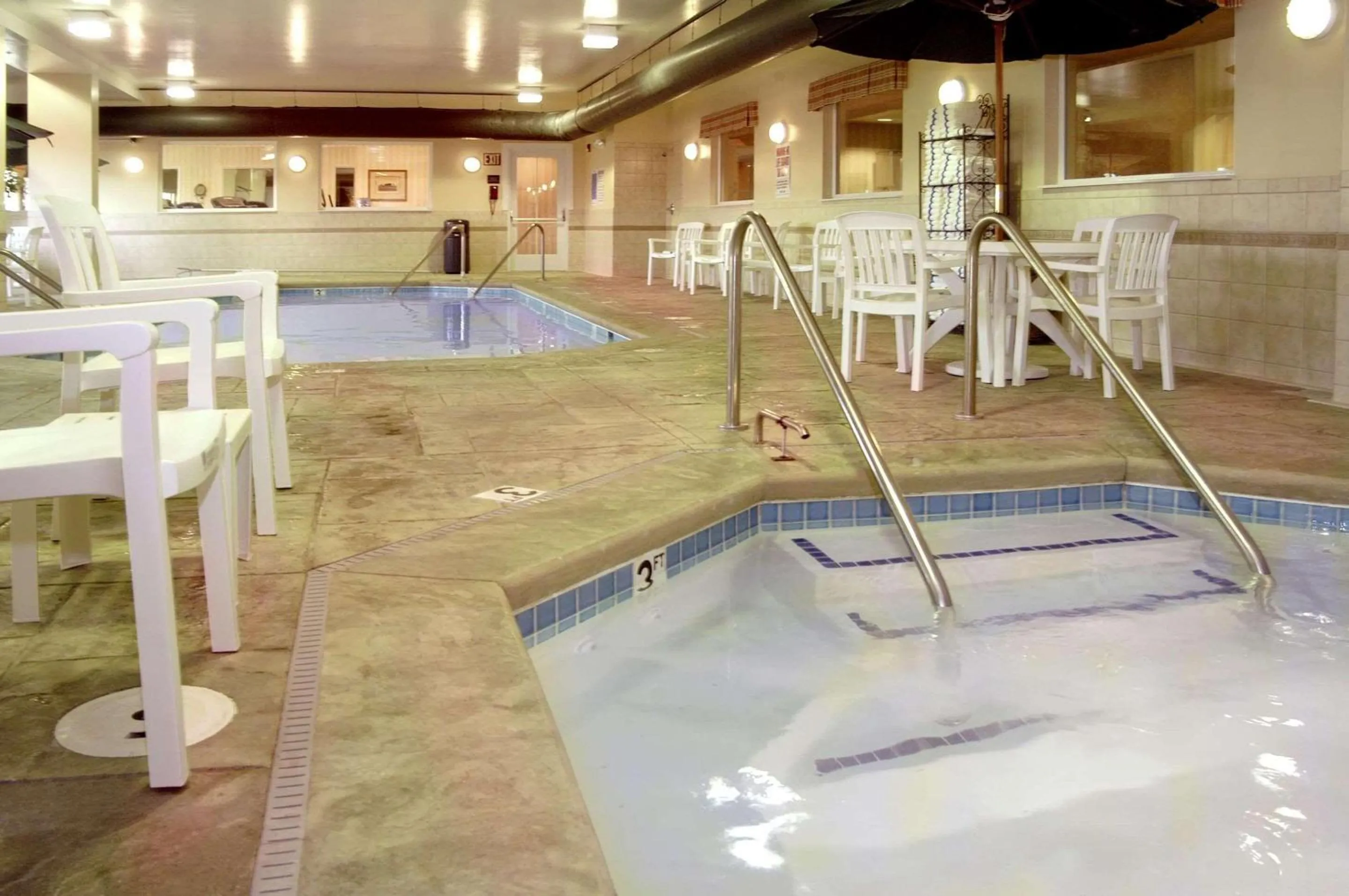 Swimming pool in Country Inn & Suites by Radisson, Indianapolis Airport South, IN