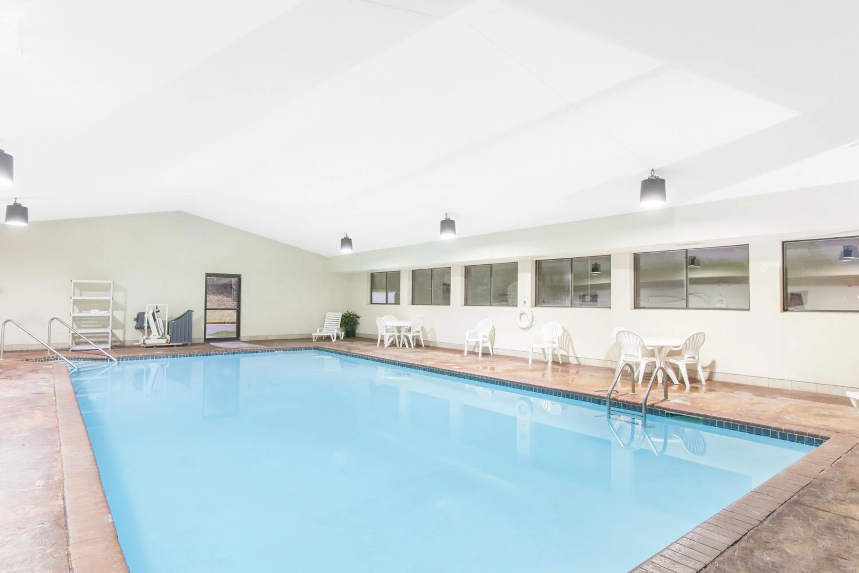Swimming pool in Hawthorn Suites Midwest City