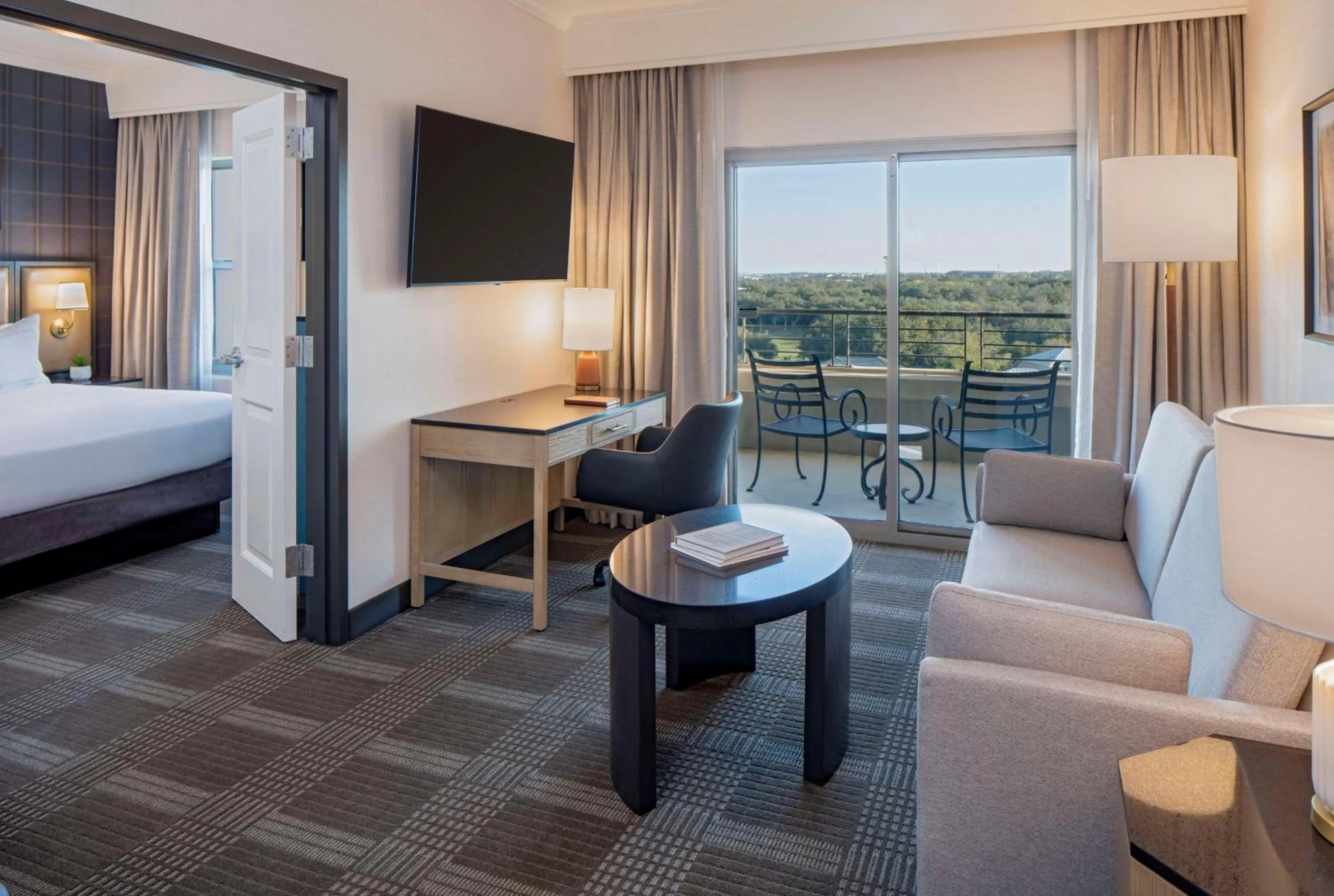 Living room, Bed in Hilton San Antonio Hill Country