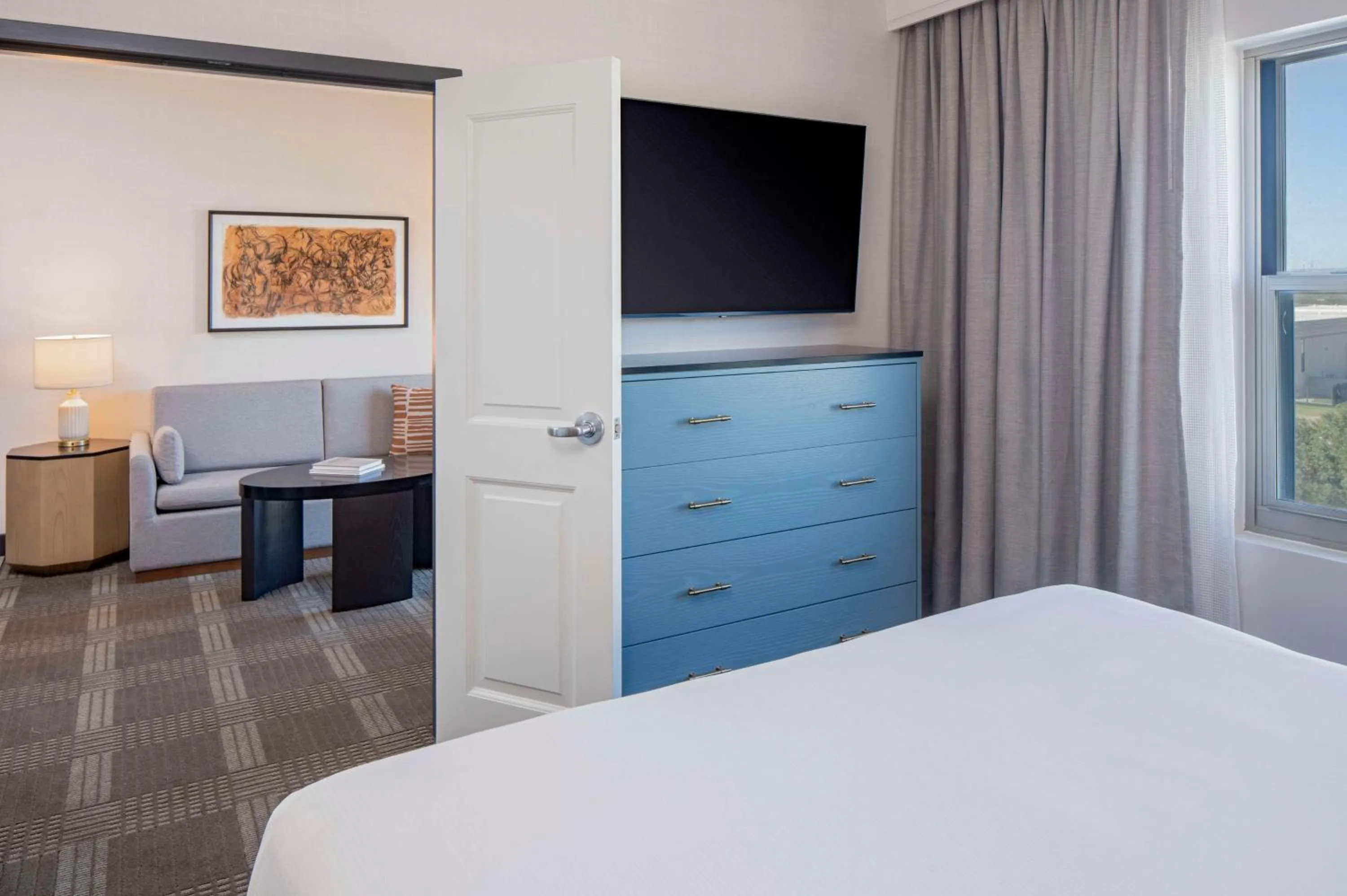 Living room, Bed in Hilton San Antonio Hill Country