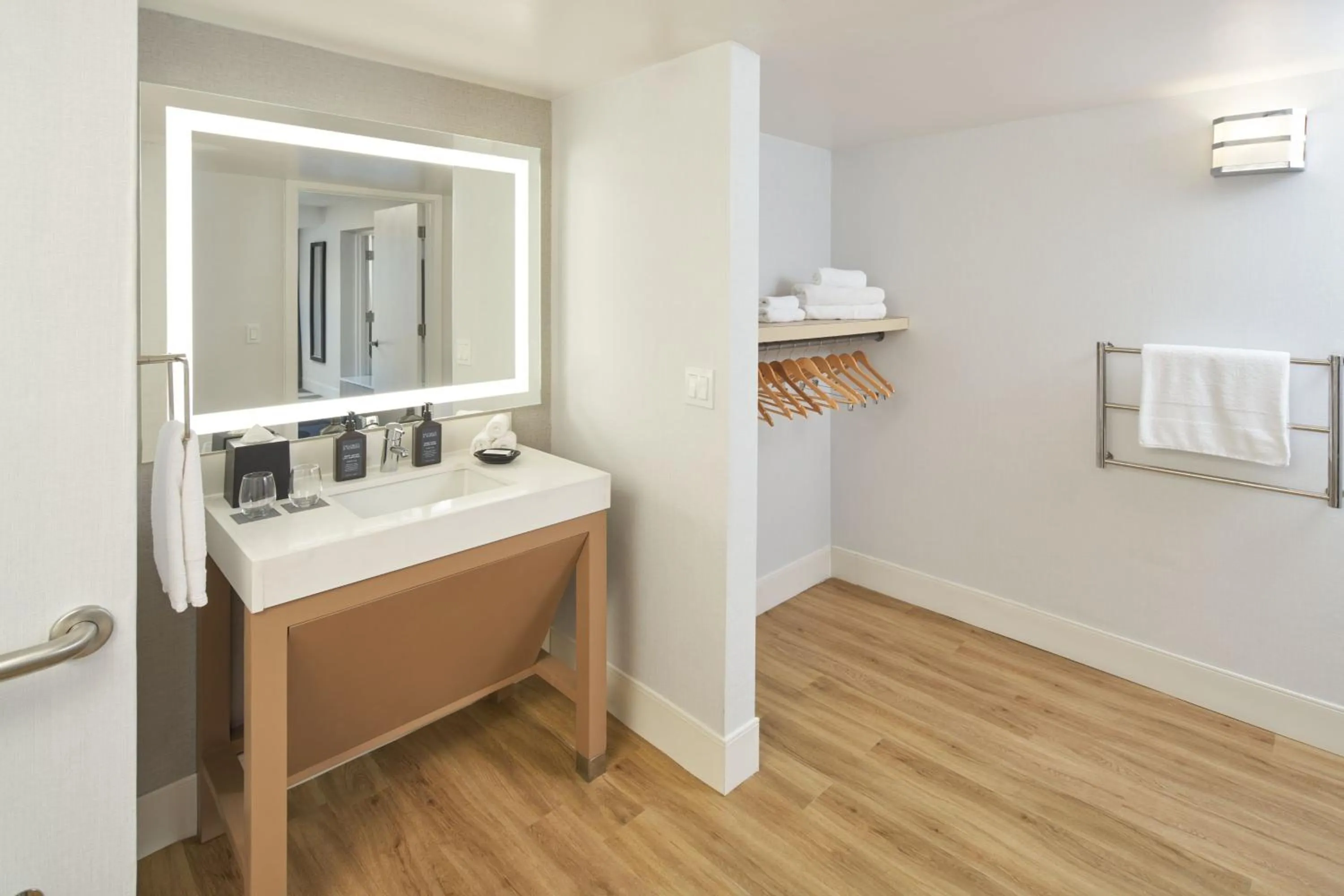 Bathroom, Bed in Sheraton Pittsburgh Hotel at Station Square