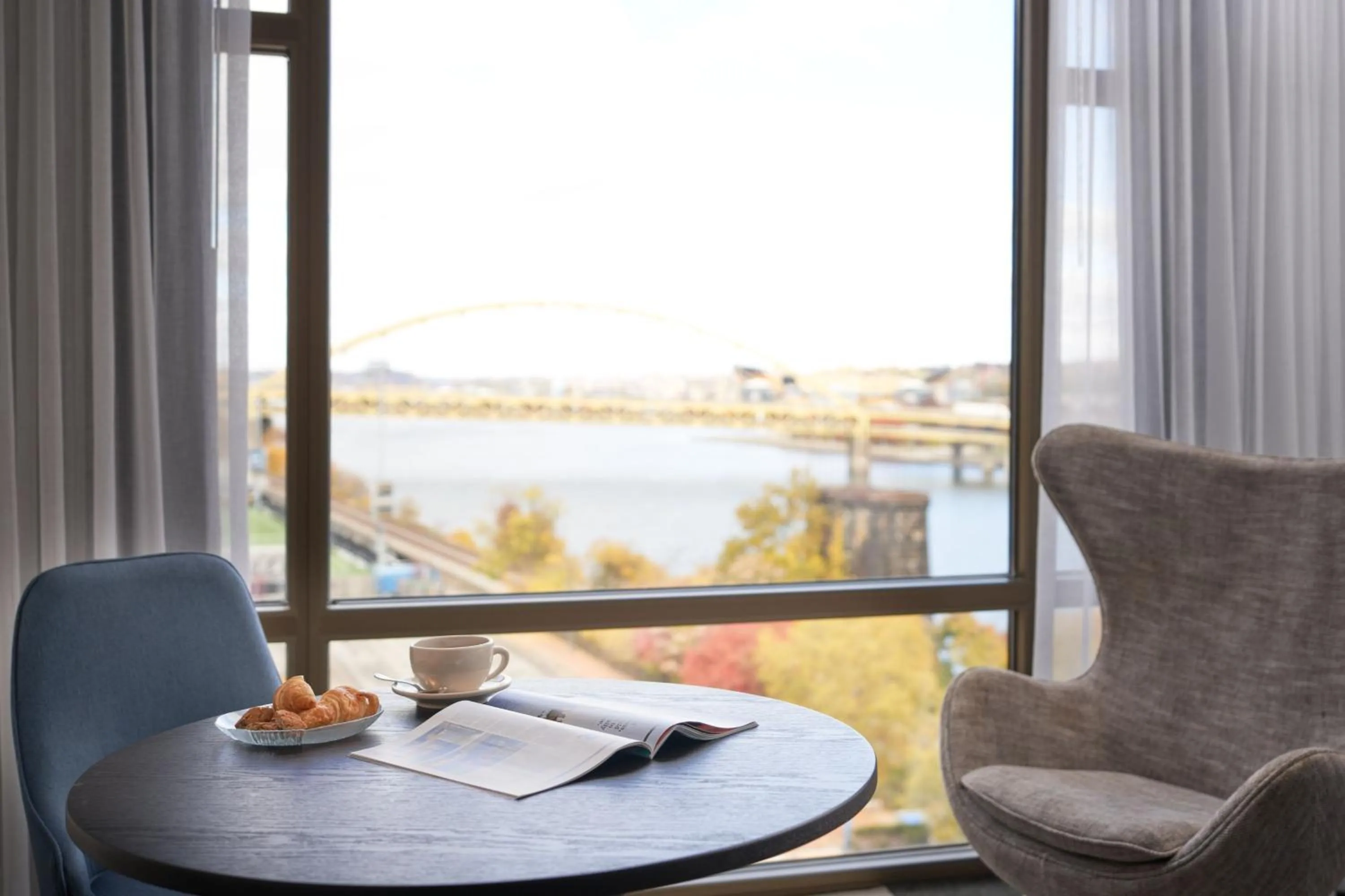 Photo of the whole room in Sheraton Pittsburgh Hotel at Station Square