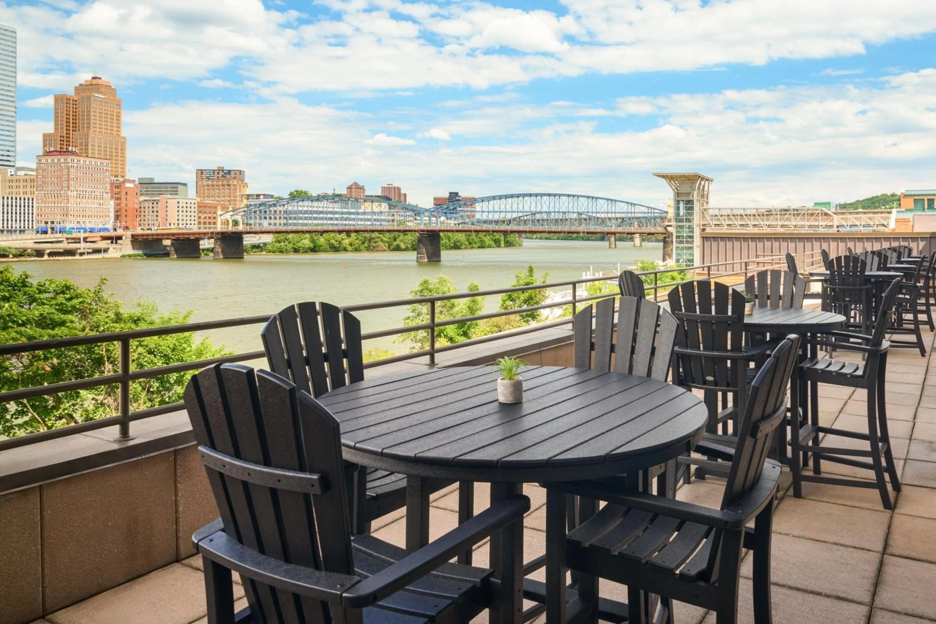 Restaurant/places to eat in Sheraton Pittsburgh Hotel at Station Square