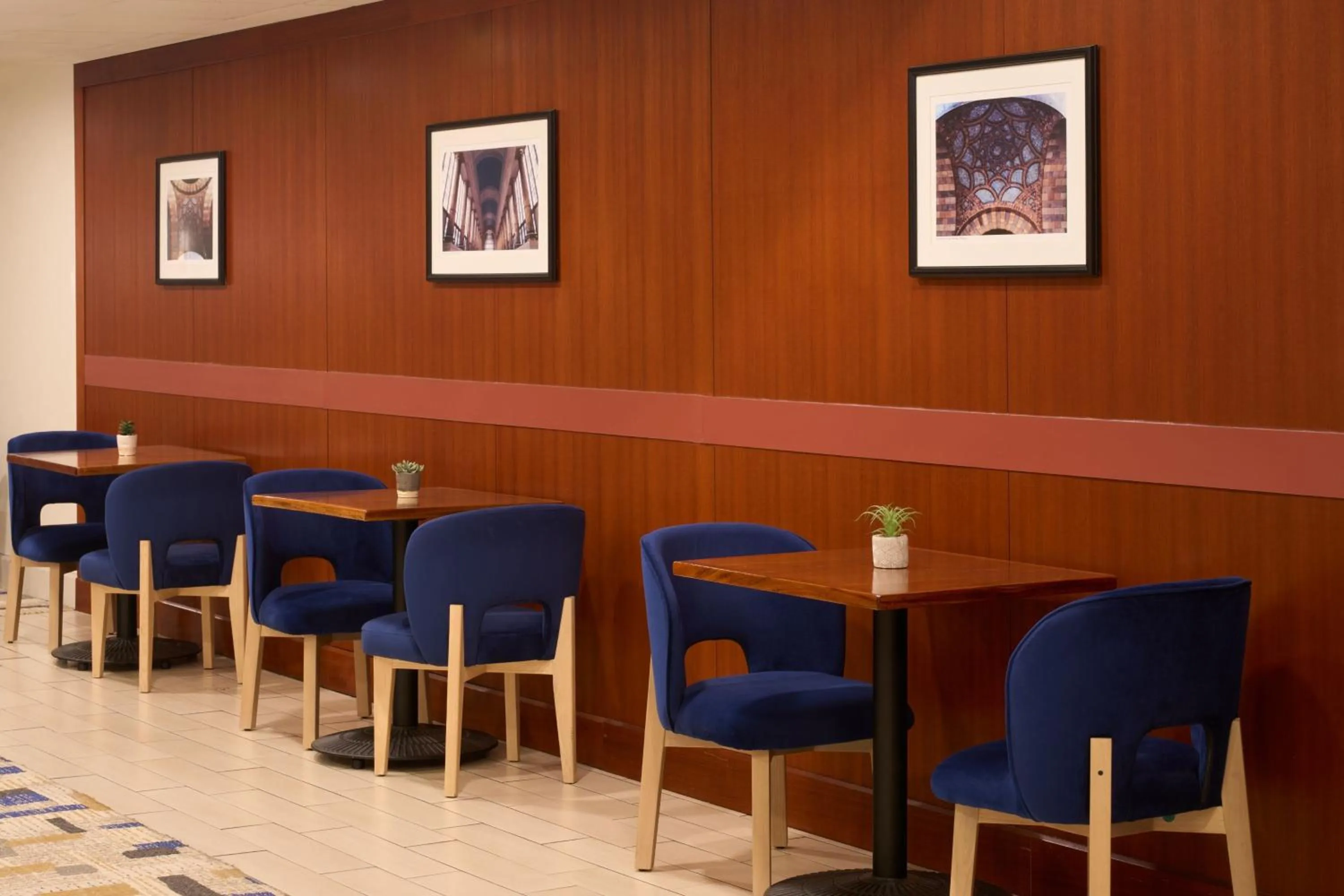 Restaurant/places to eat in Sheraton Pittsburgh Hotel at Station Square