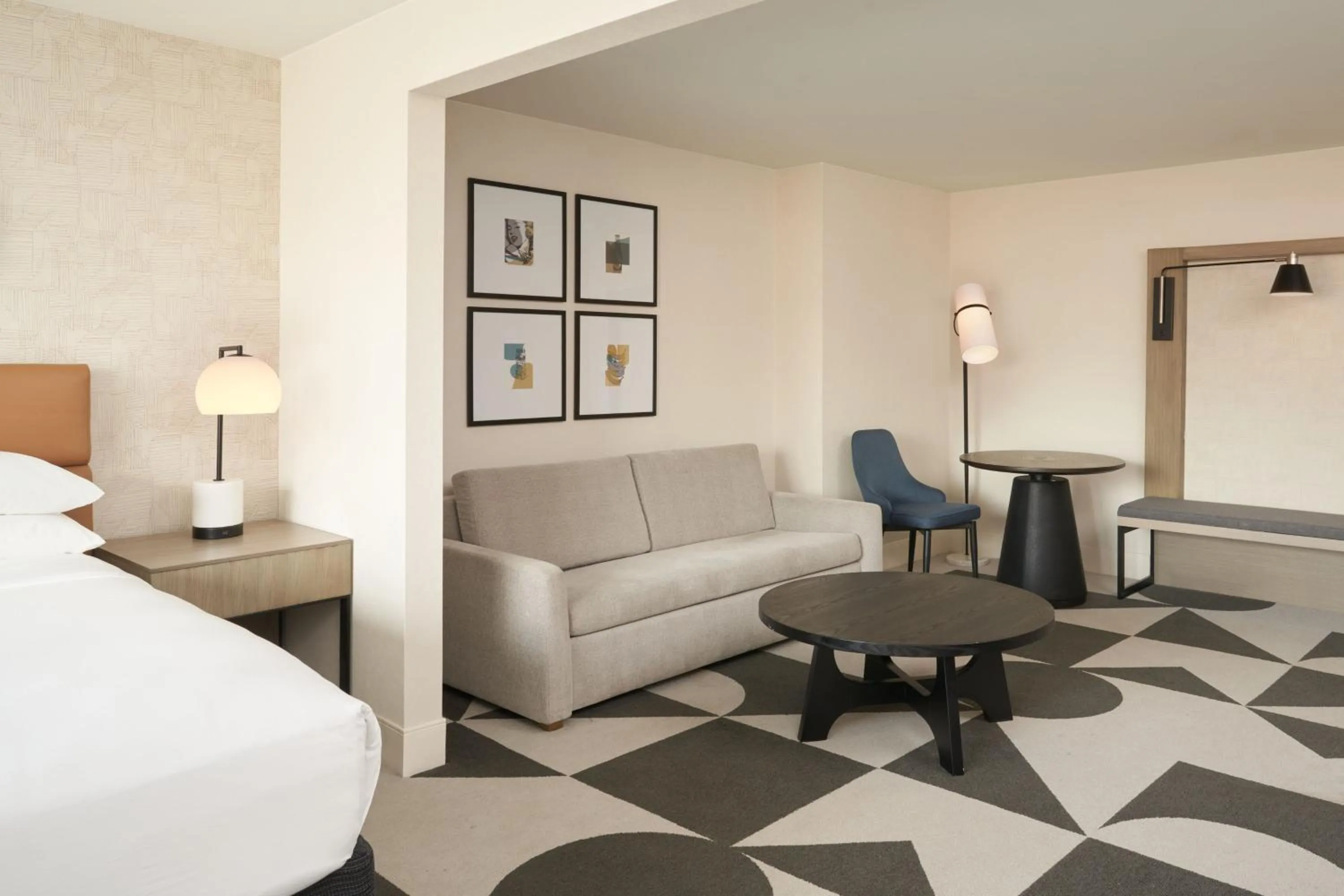 Bedroom, Bed in Sheraton Pittsburgh Hotel at Station Square