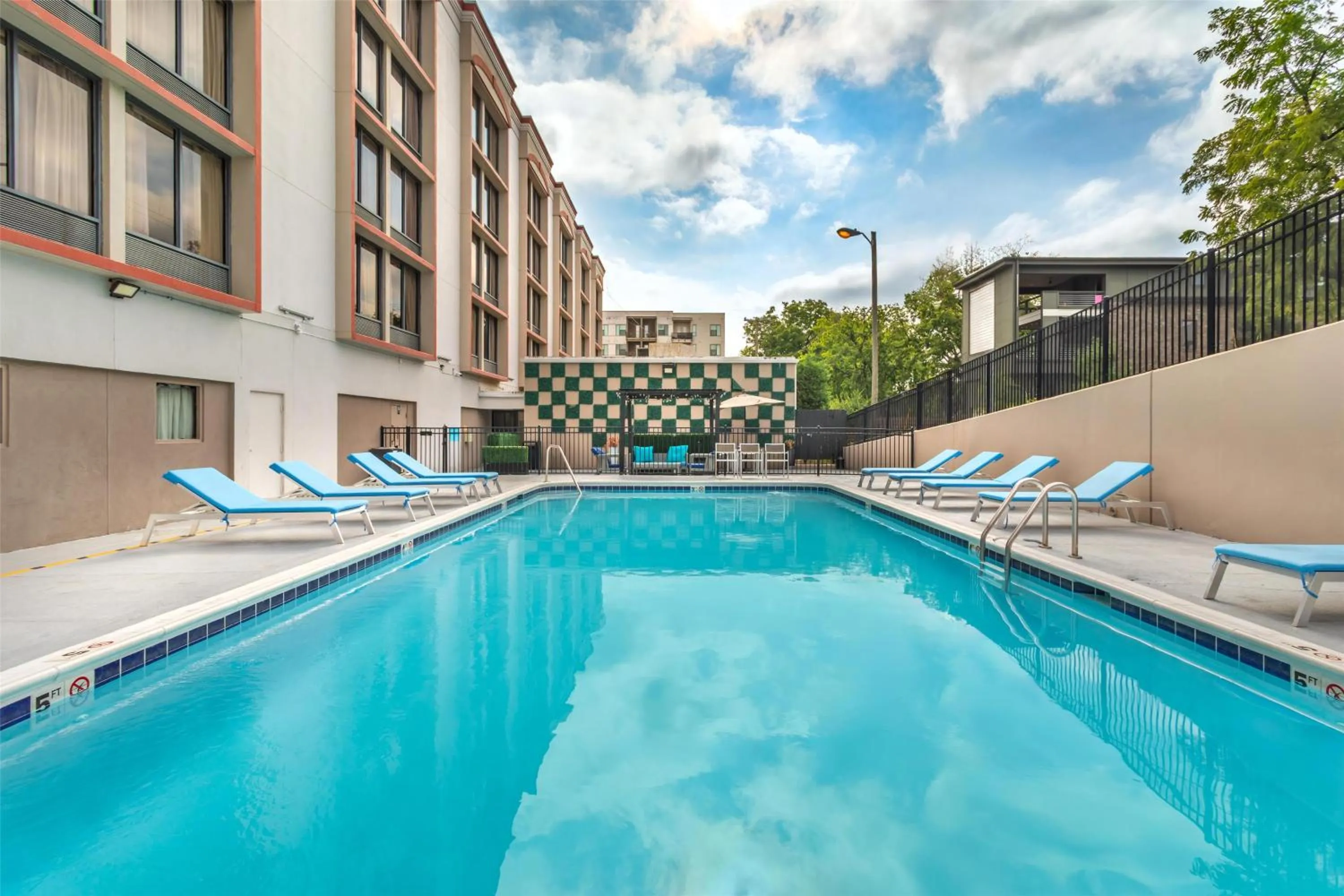 Pool view in Best Western Downtown PLUS Music Row