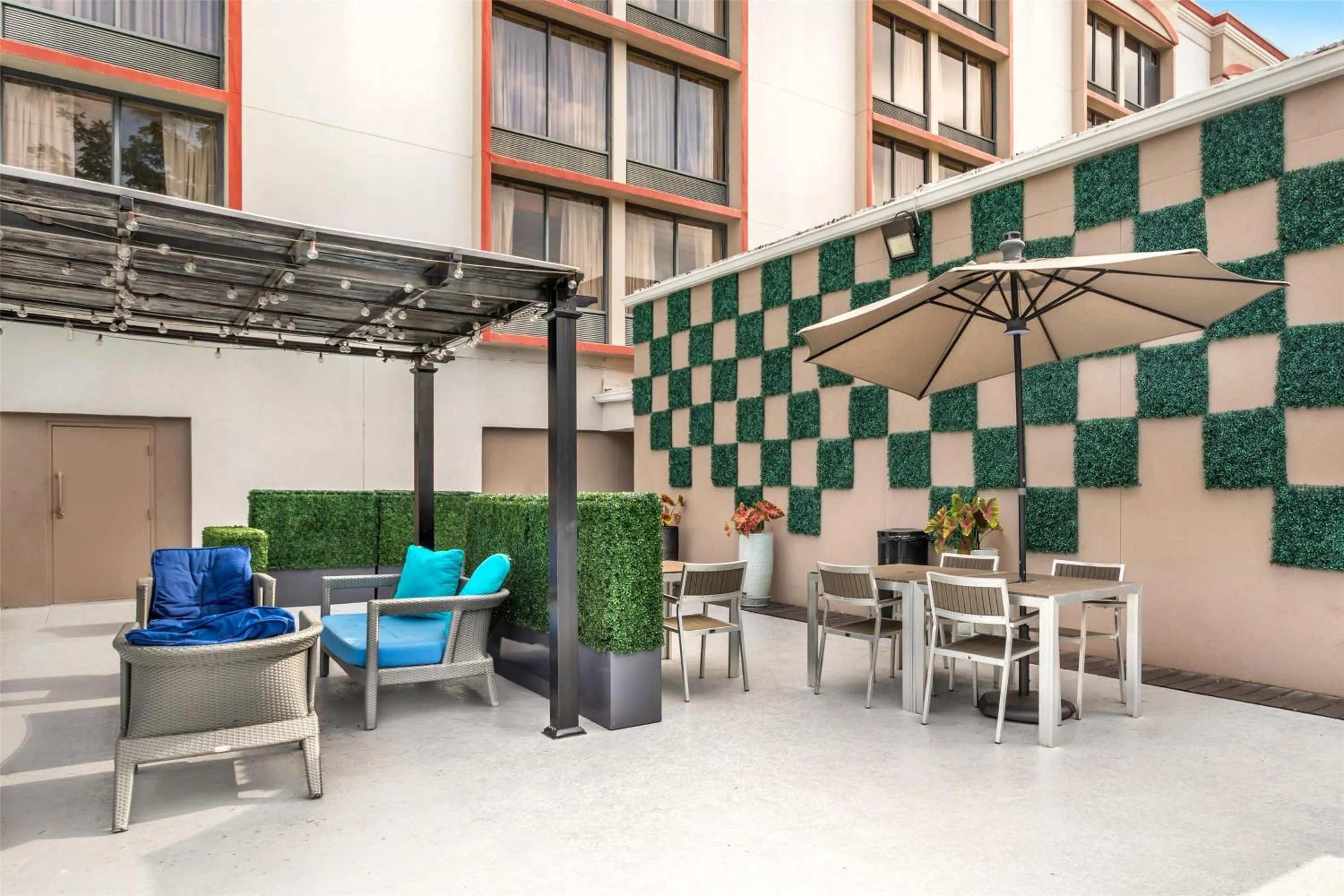 Pool view in Best Western Downtown PLUS Music Row