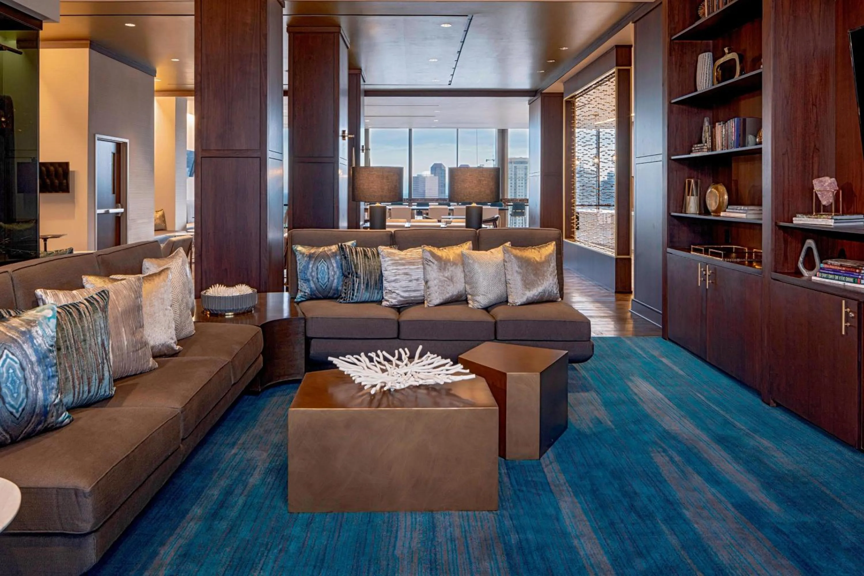 Lounge or bar in The Westin Galleria Houston