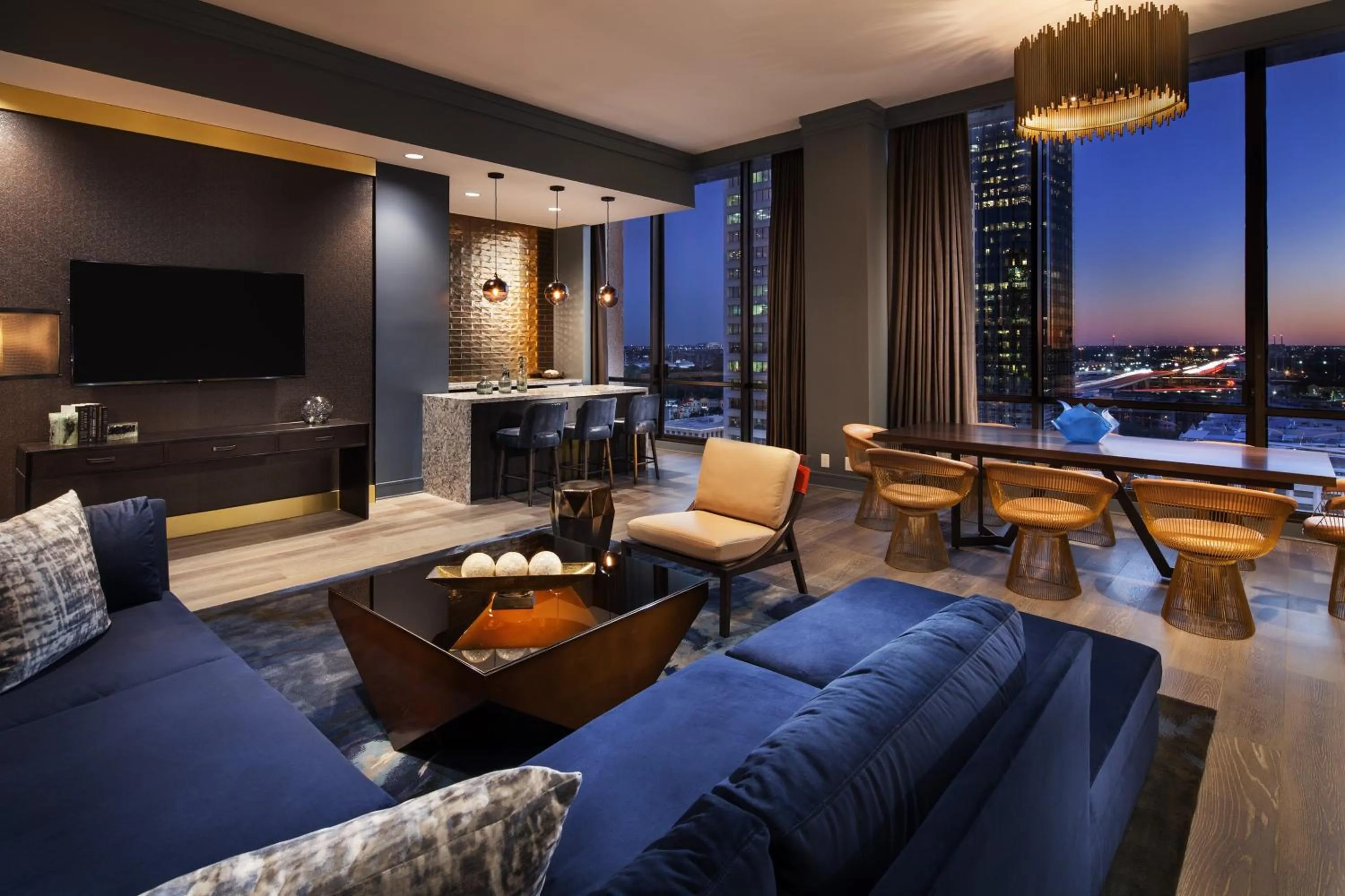 Living room in The Westin Oaks Houston at the Galleria