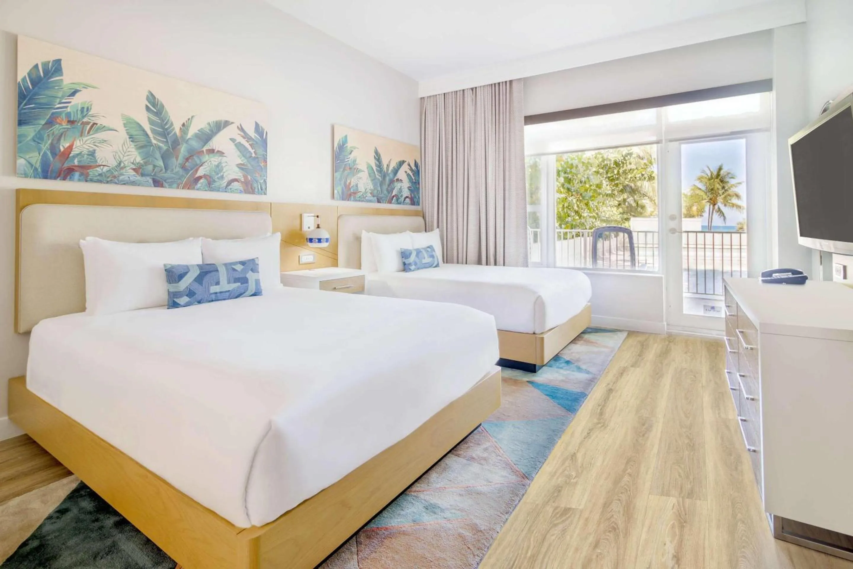 Bedroom, Bed in Radisson Resort Miami Beach