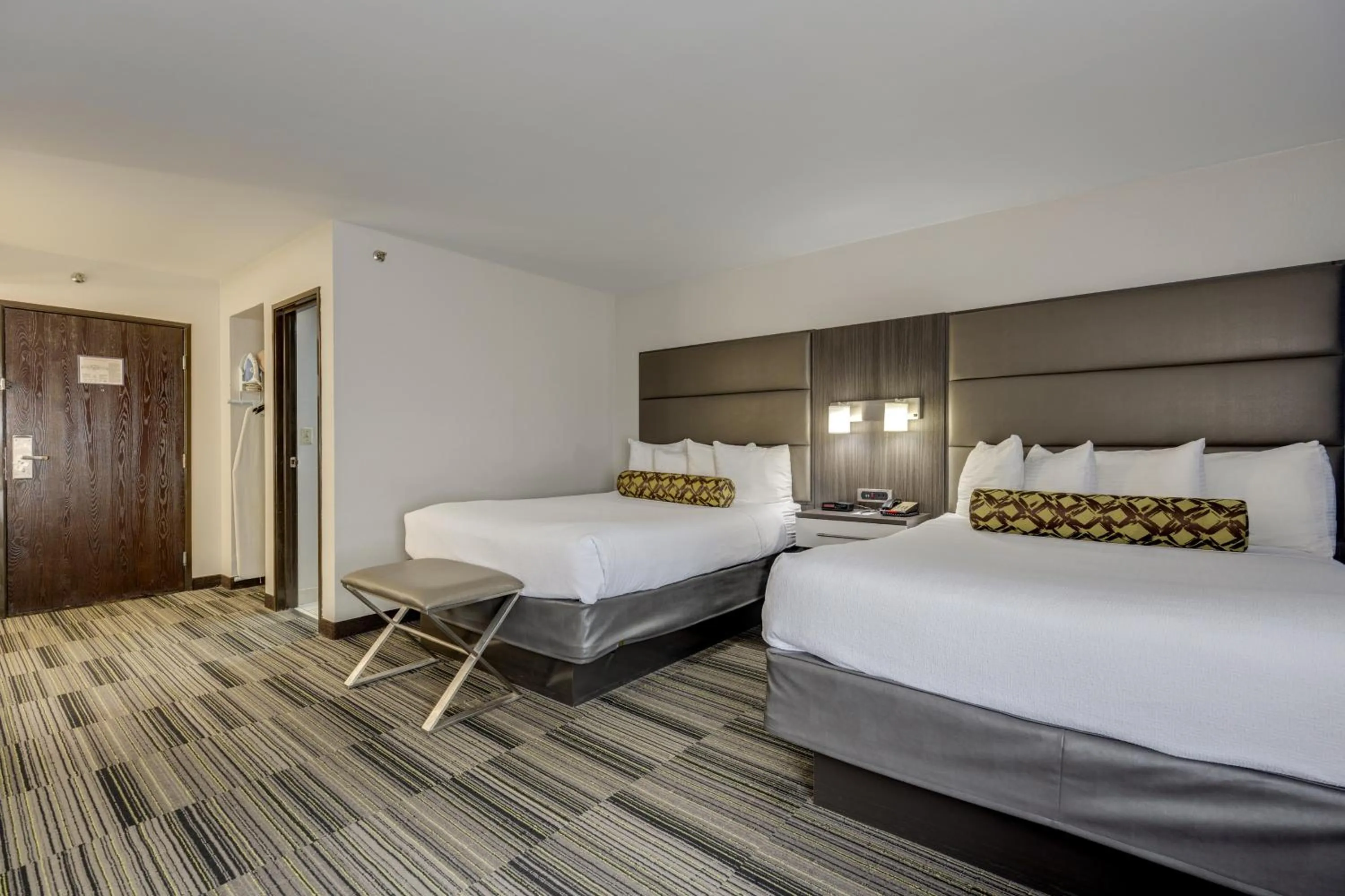 Bed in Alexis Inn and Suites Hotel