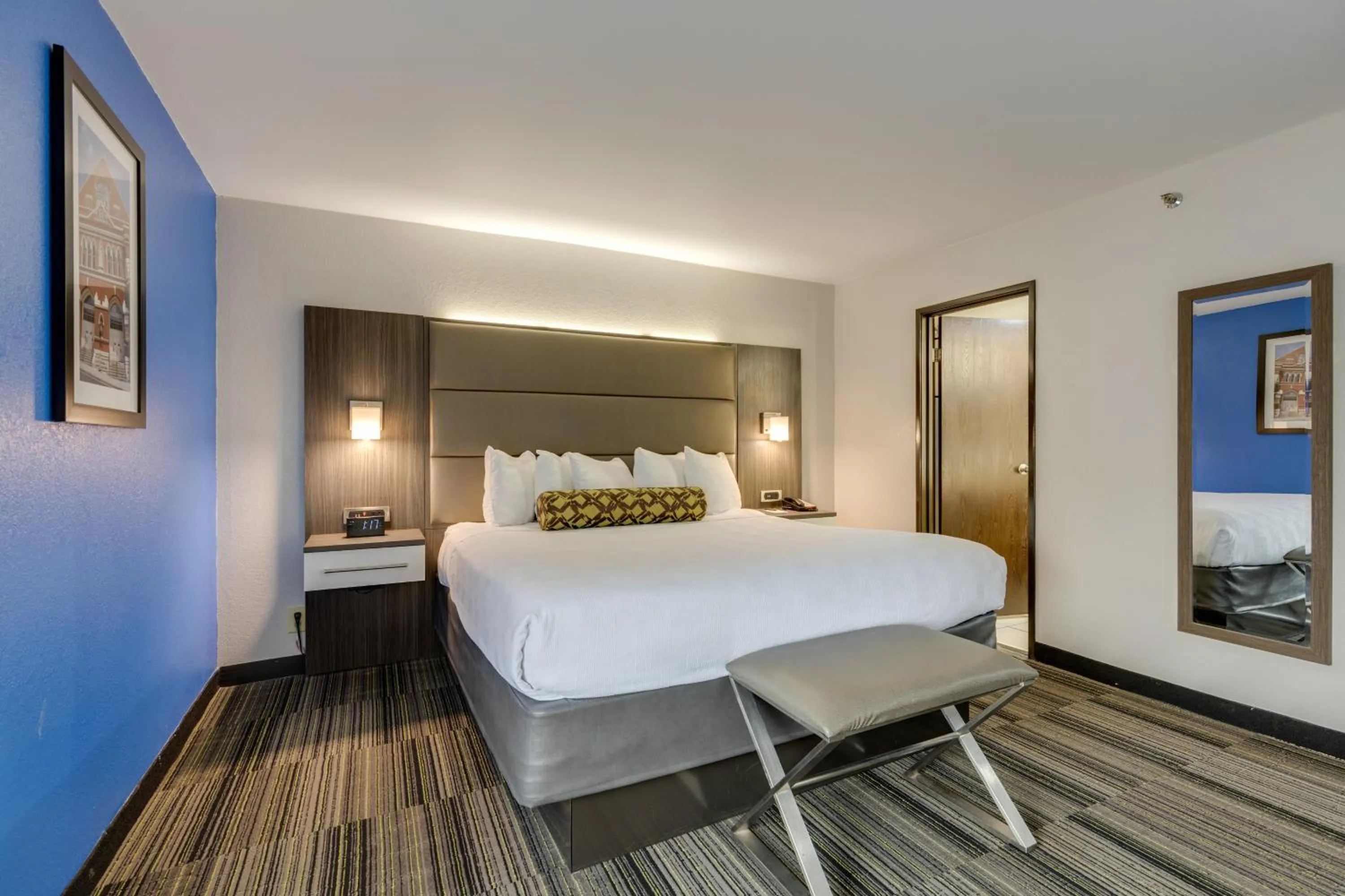 Bed in Alexis Inn and Suites Hotel