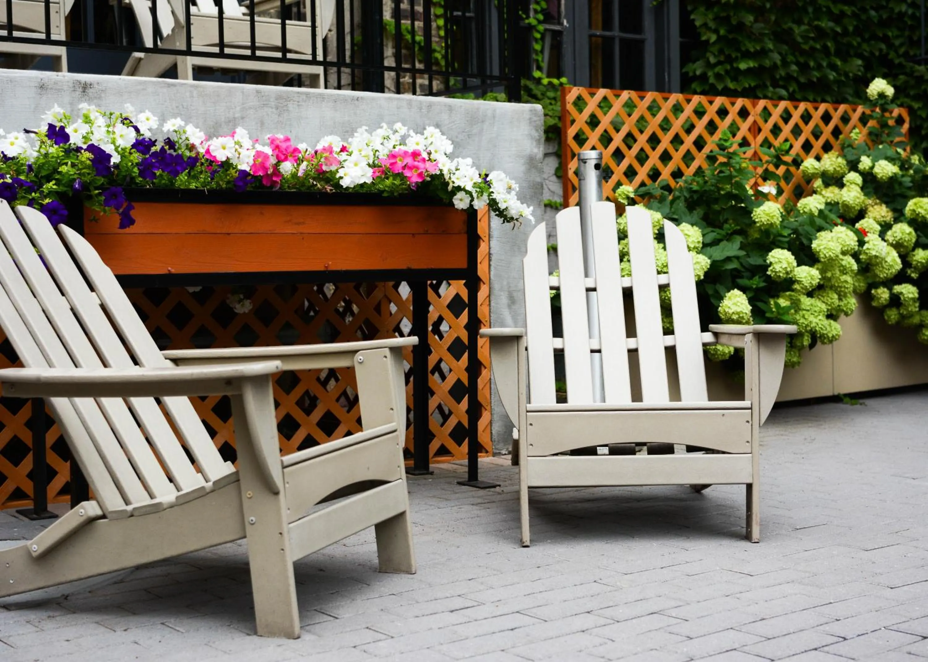 Patio in Chicago Getaway Hostel