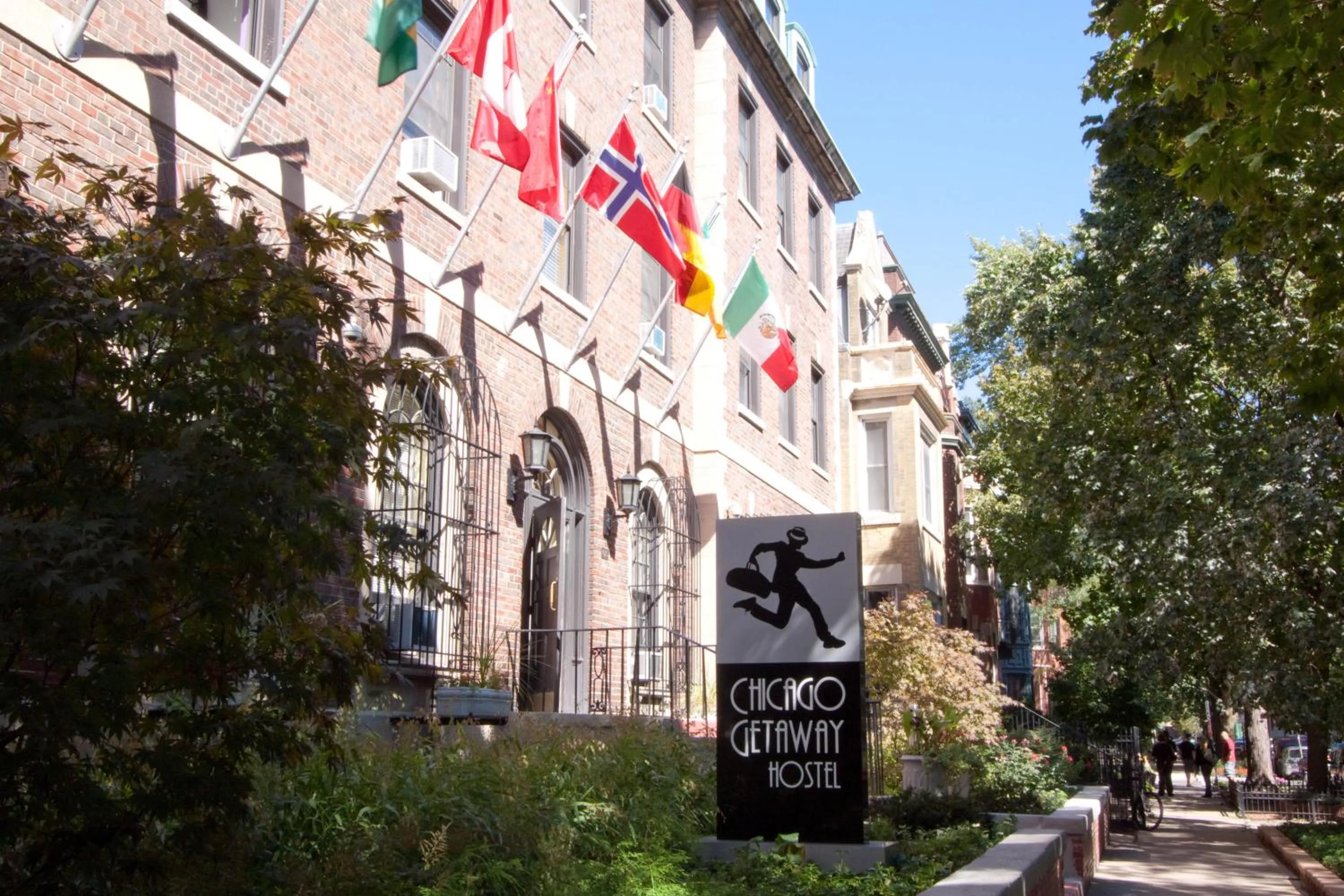 Facade/entrance in Chicago Getaway Hostel