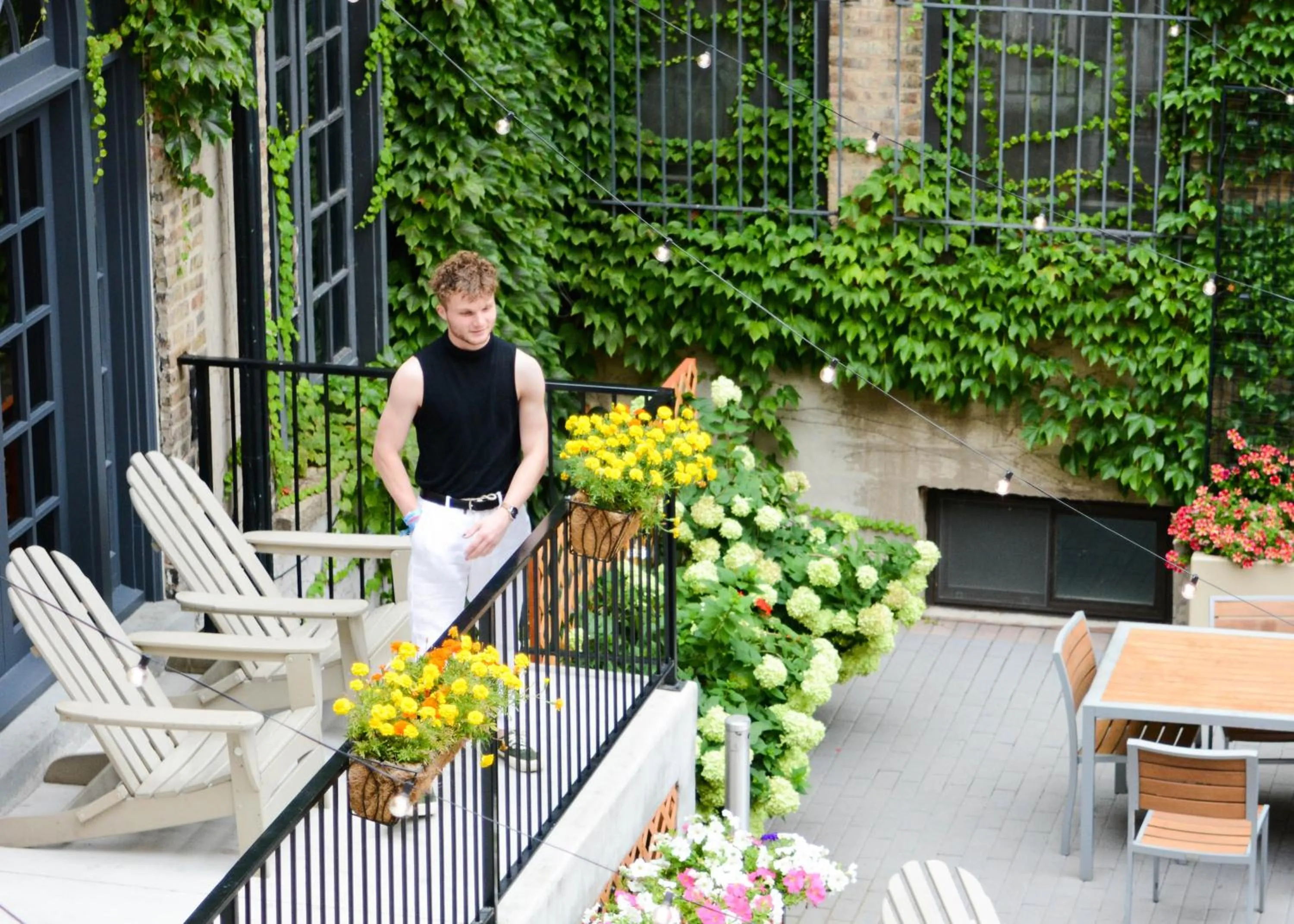 Patio in Chicago Getaway Hostel