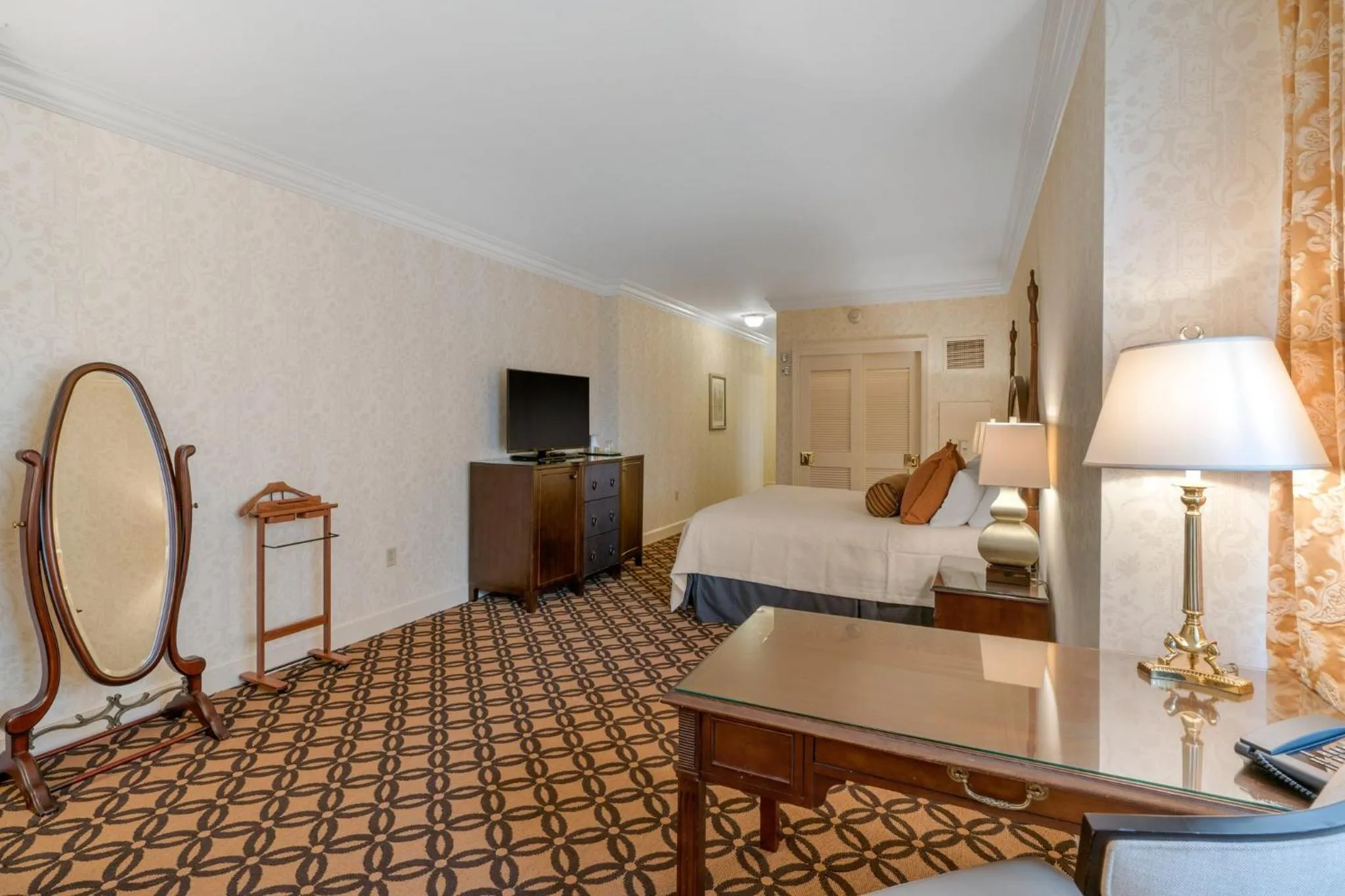 Photo of the whole room, Bed in Omni San Francisco