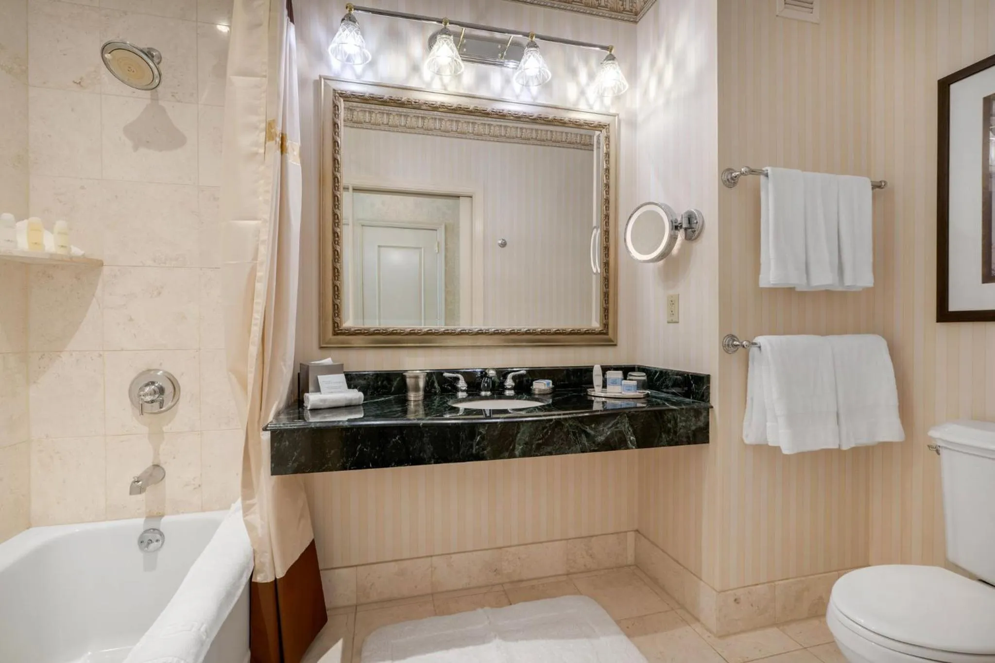 Photo of the whole room in Omni San Francisco