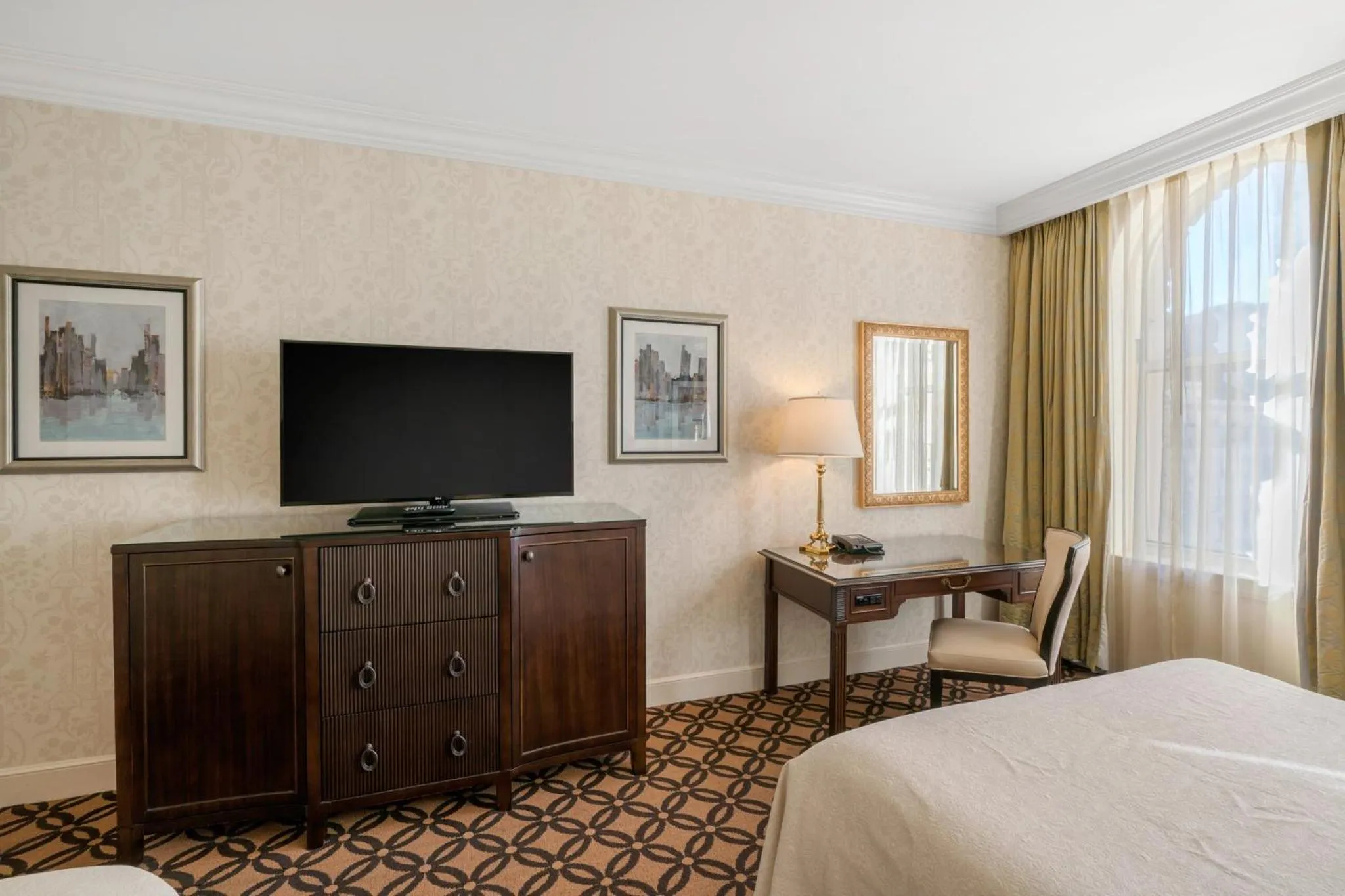 Photo of the whole room, Bed in Omni San Francisco