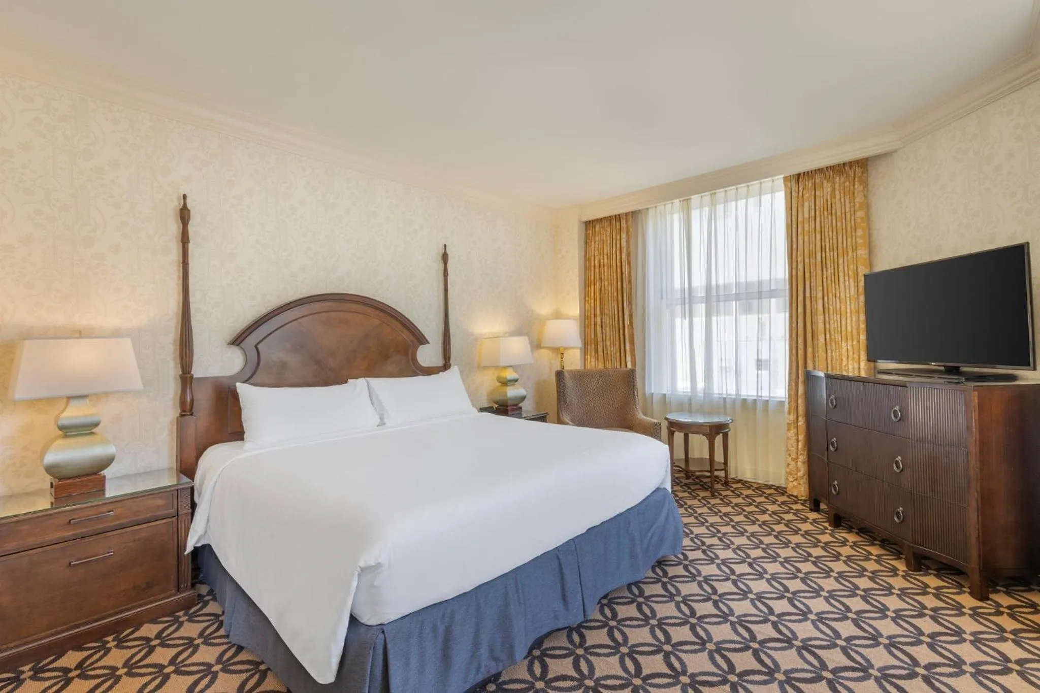 Photo of the whole room, Bed in Omni San Francisco