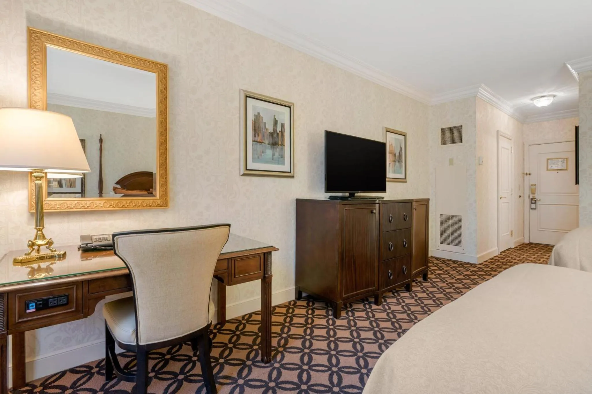 Photo of the whole room, Bed in Omni San Francisco